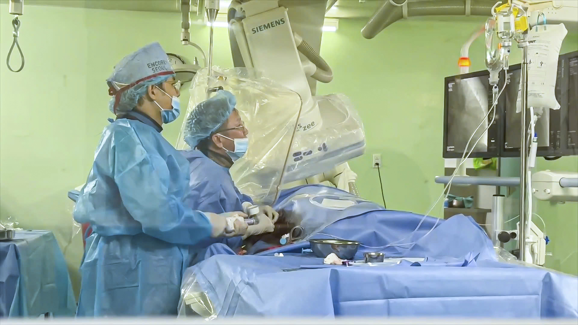 Nam bệnh nhân 18 tuổi bị nhồi máu cơ tim cấp hiếm gặp - Ảnh 1.