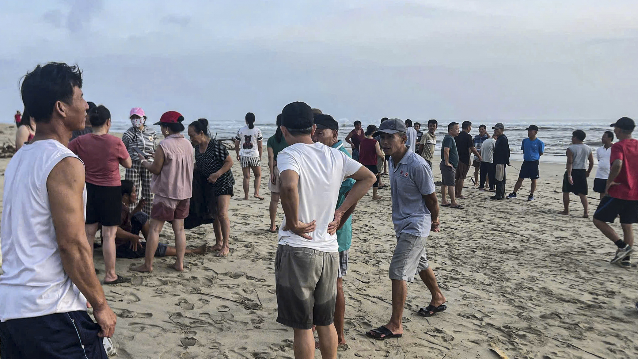 Quảng Ngãi: Sóng lớn đánh chìm ghe, hai vợ chồng được cứu thoát- Ảnh 1.