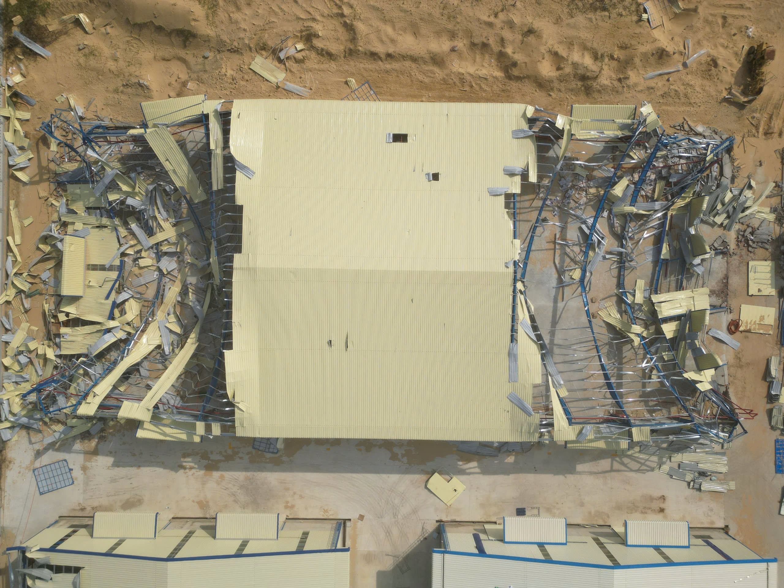 Bão Kalmaegi 'xé toạc' những nhà xưởng khang trang ở khu kinh tế Nhơn Hội - Ảnh 3.