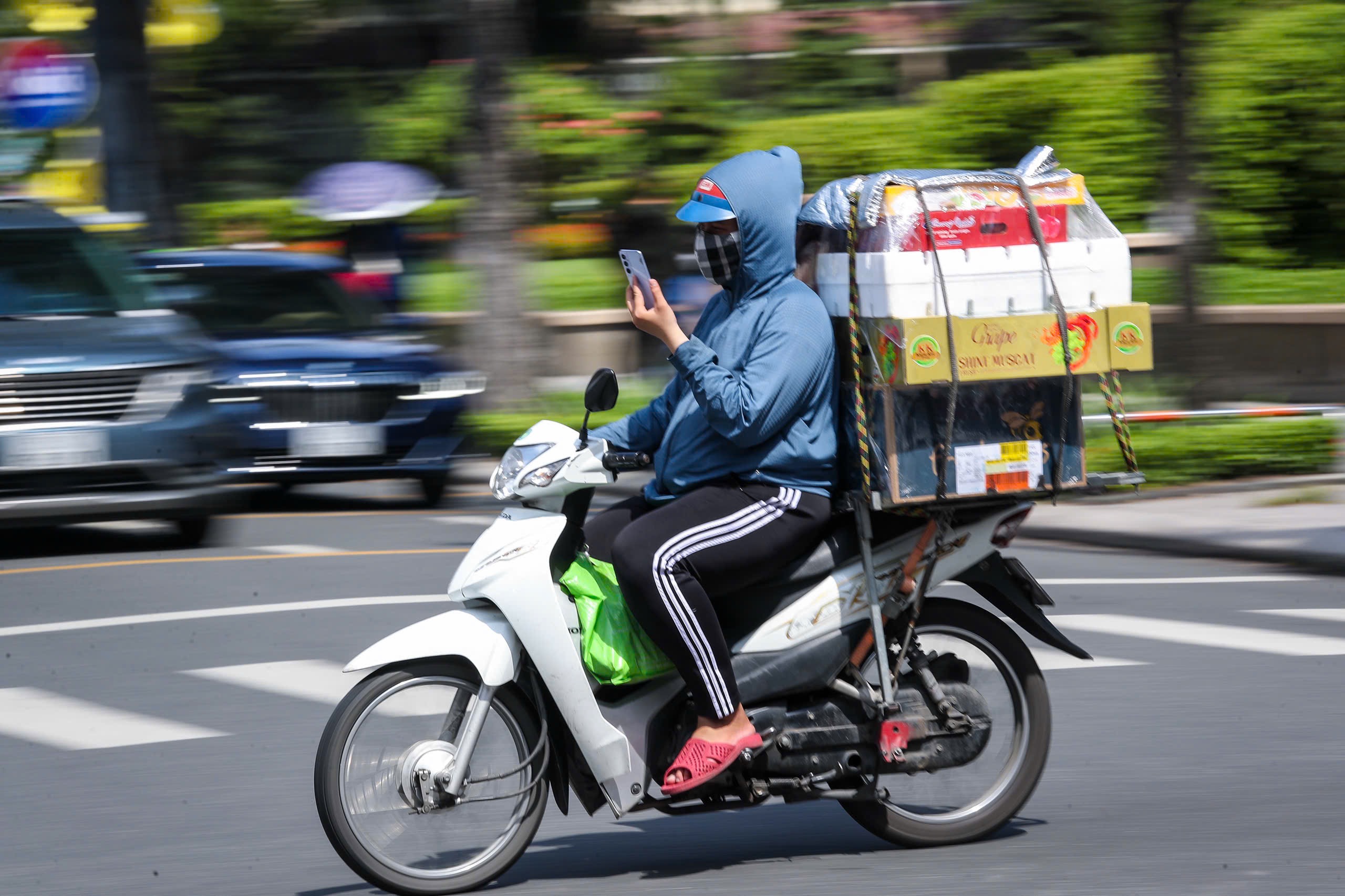 CSGT mạnh tay phạt tài xế dùng điện thoại khi lái xe - Ảnh 1.