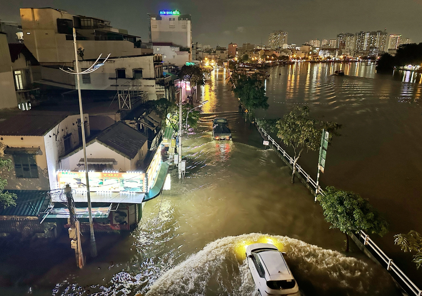 Triều cường cũ chưa kịp rút, đợt mới lại sắp đến- Ảnh 1. Triều cường cũ chưa kịp rút, đợt mới lại sắp đến- Ảnh 1.