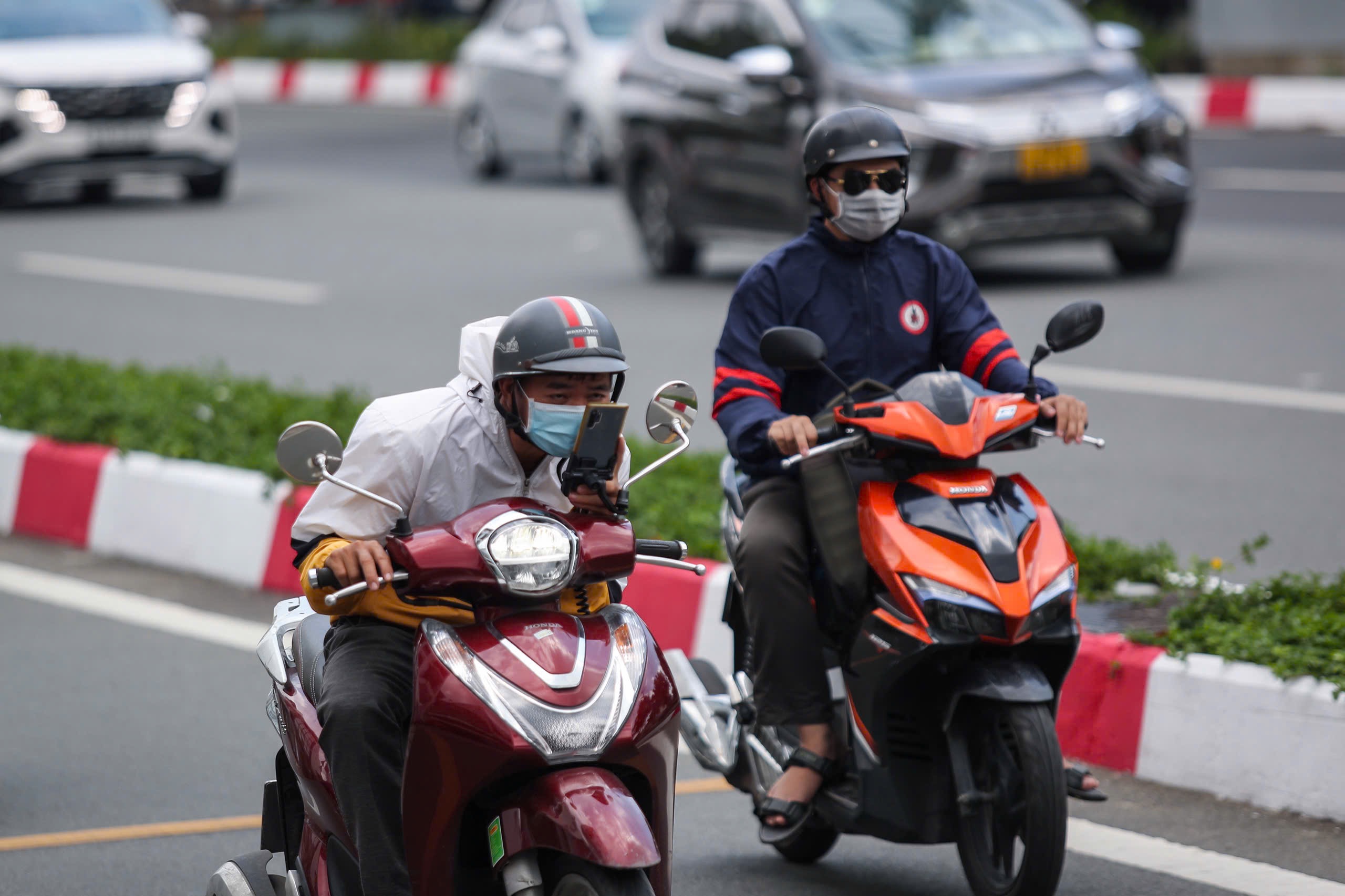 CSGT mạnh tay phạt tài xế dùng điện thoại khi lái xe - Ảnh 3.