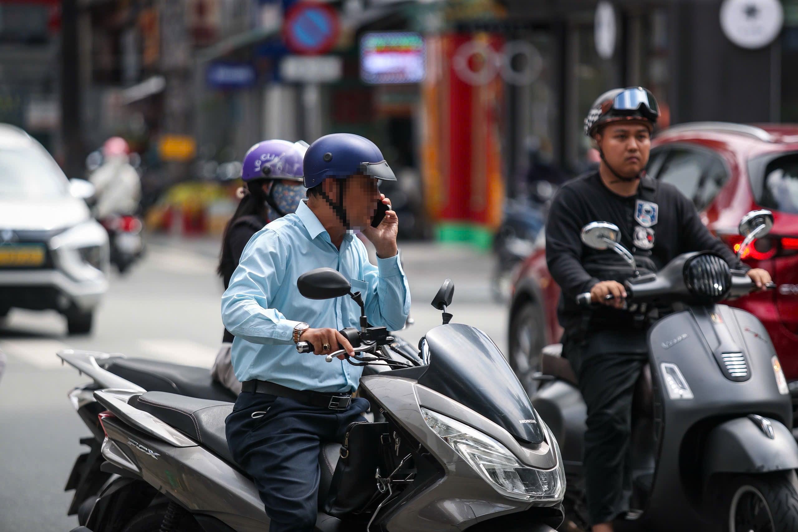 CSGT mạnh tay phạt tài xế dùng điện thoại khi lái xe - Ảnh 2.