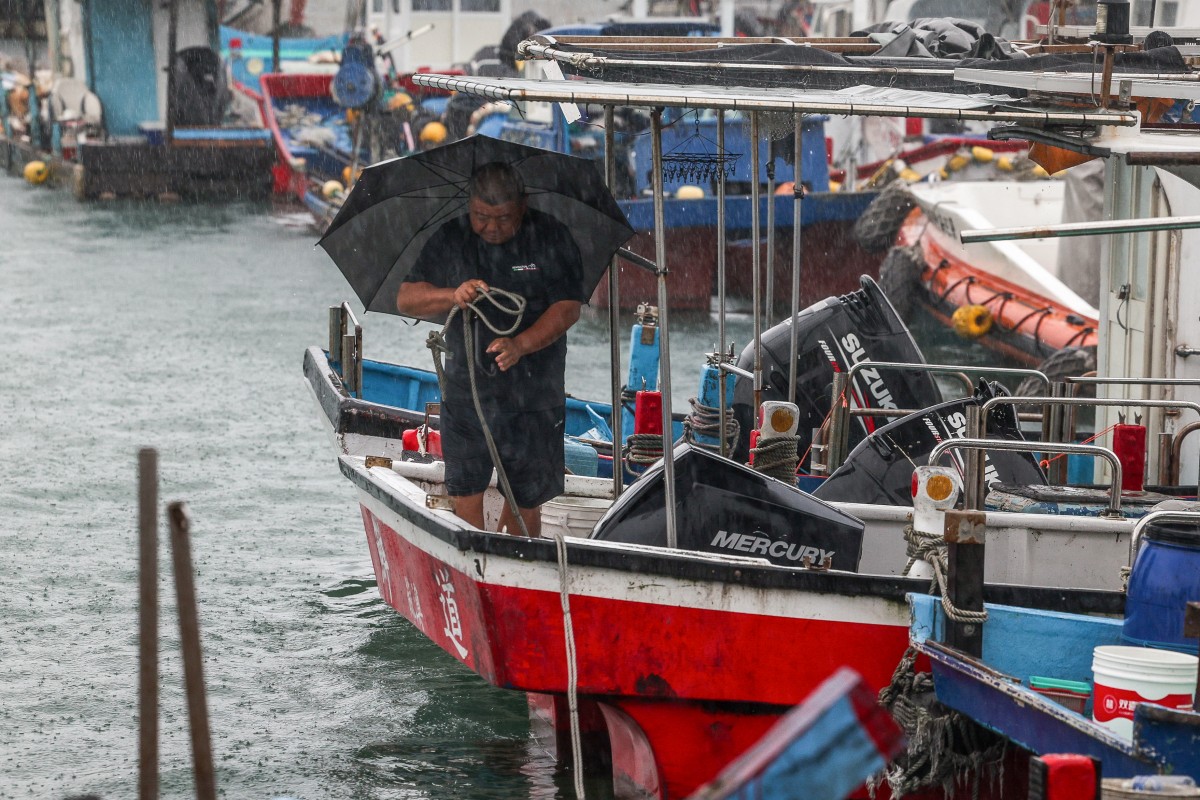 Siêu bão Fung Wong đổ bộ, Đài Loan sơ tán khẩn - Ảnh 1.