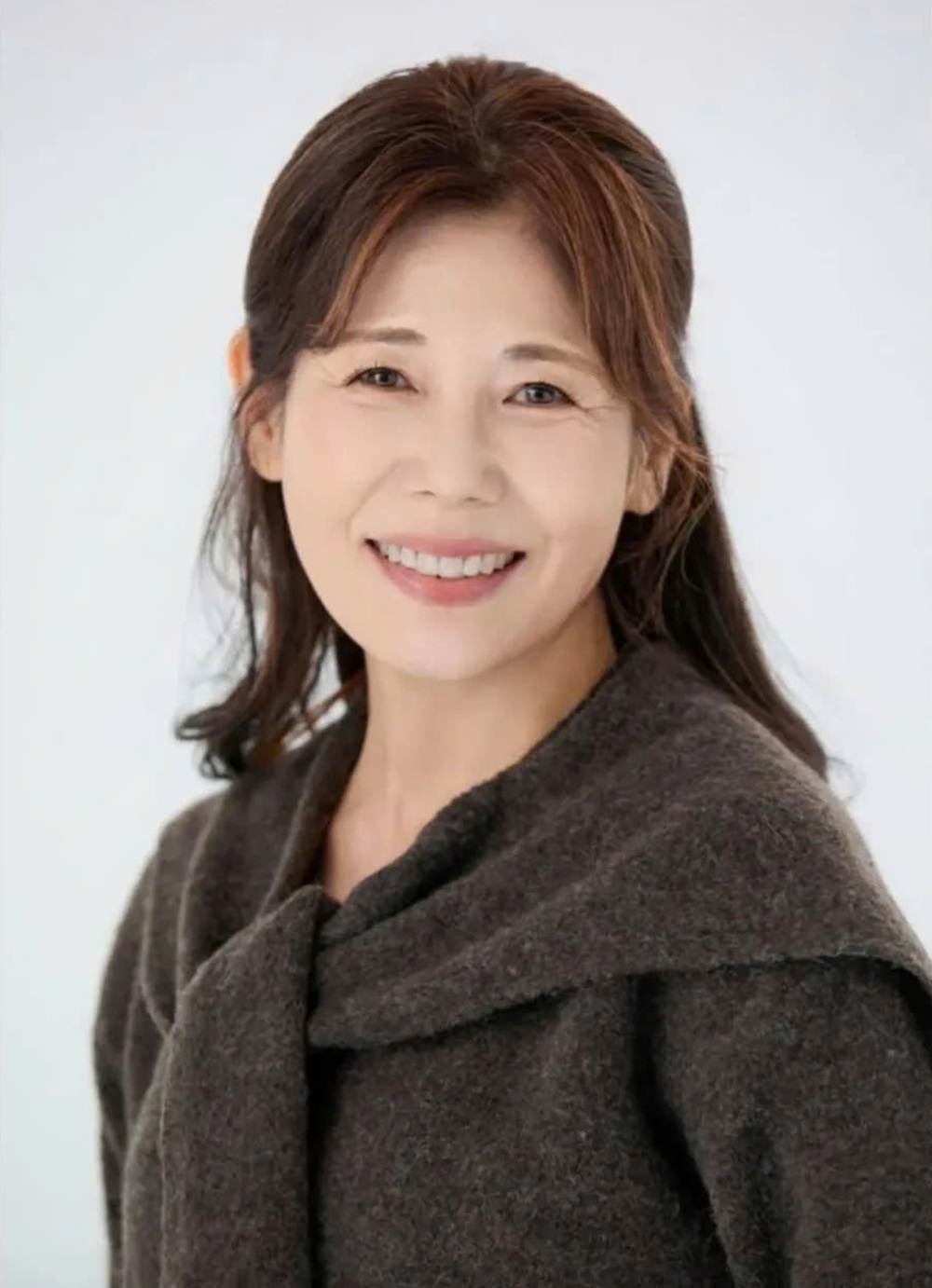 Mẹ của Han Hyo Joo debut làng giải trí ở tuổi 63 - Ảnh 2.