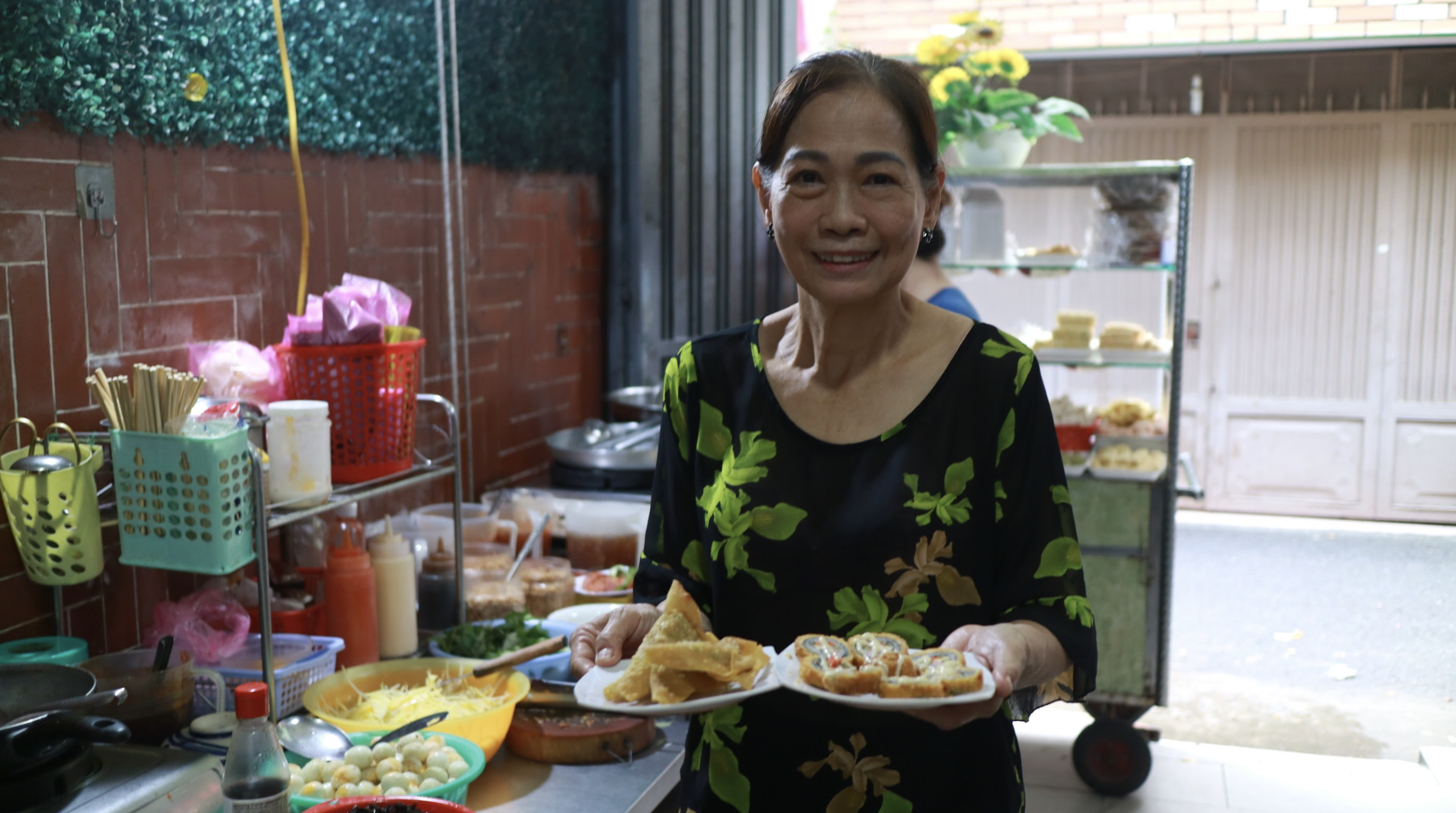 Quán ăn huyền thoại ở TP.HCM sắp đóng cửa: Lời chào bà chủ… 'đọc rap tính tiền' - Ảnh 3.