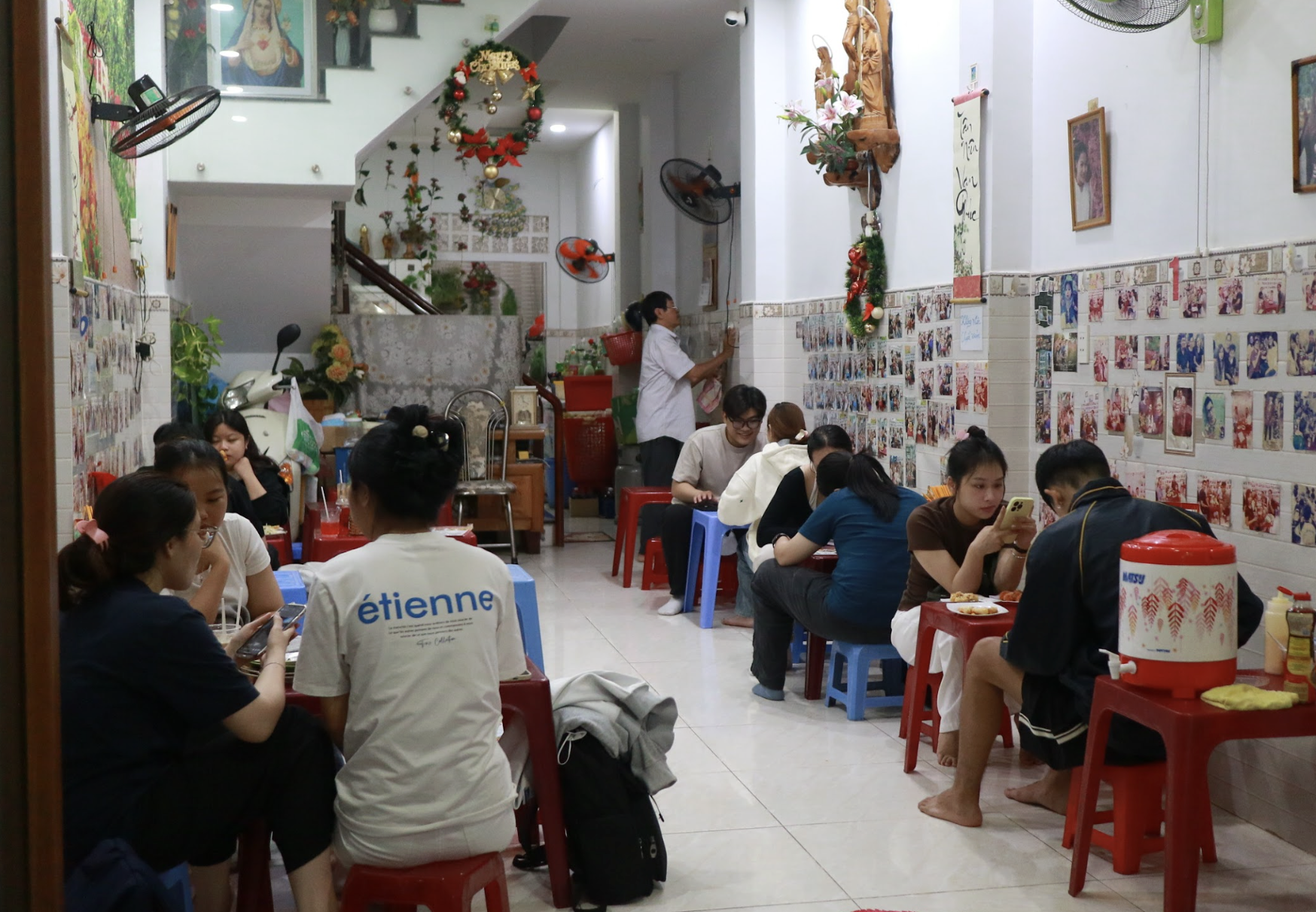 Quán ăn huyền thoại ở TP.HCM sắp đóng cửa: Lời chào bà chủ… 'đọc rap tính tiền' - Ảnh 1.