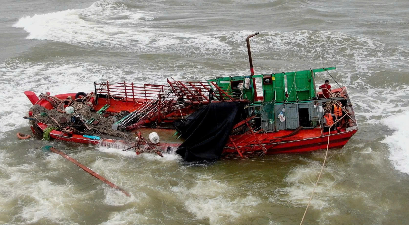 Quảng Trị: 8 thuyền viên gặp nạn chìm tàu trên biển - Ảnh 1.