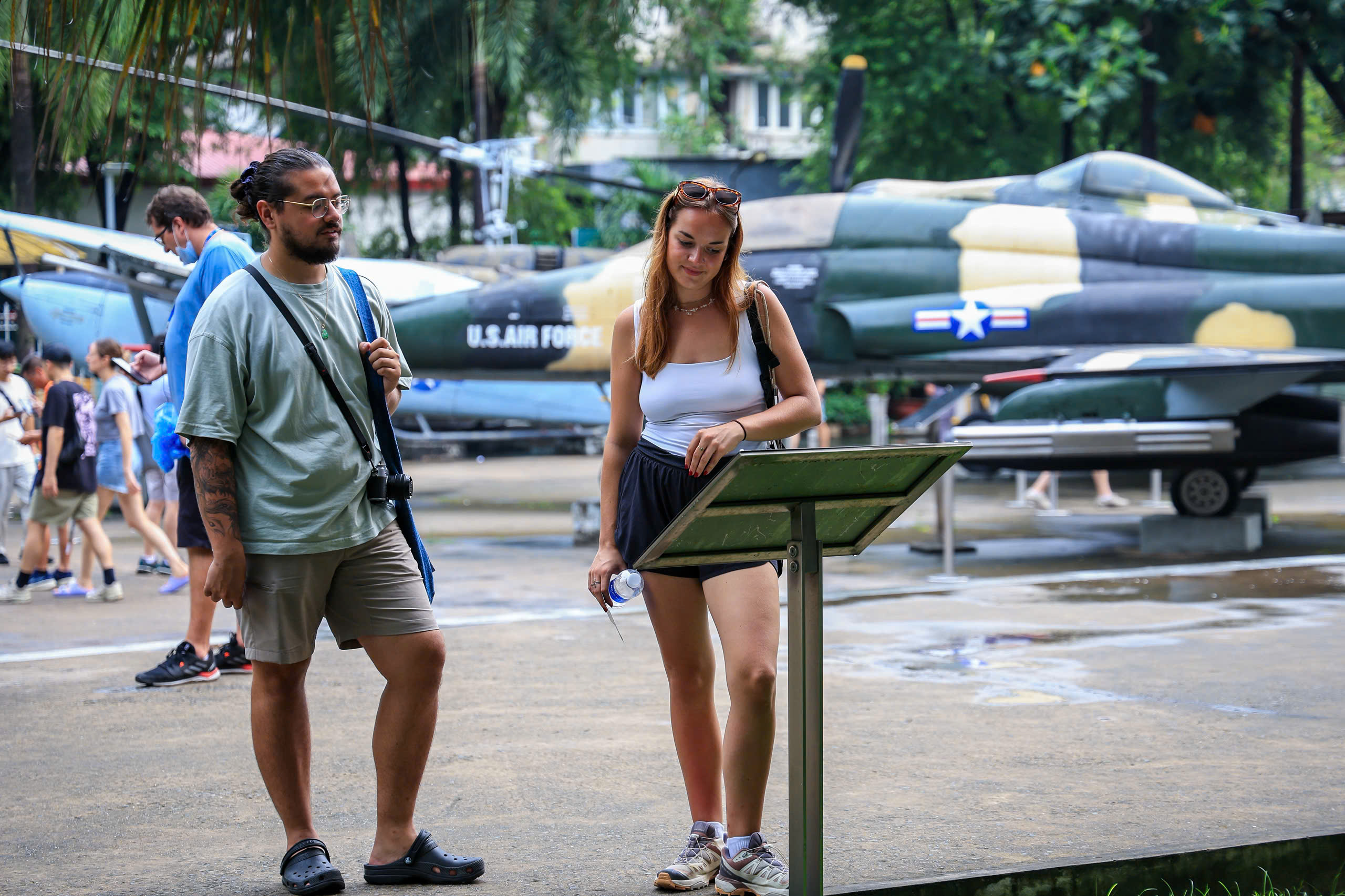 Việt Nam đón khách quốc tế cao kỷ lục, học gì để 'ăn nên làm ra'? - Ảnh 2.