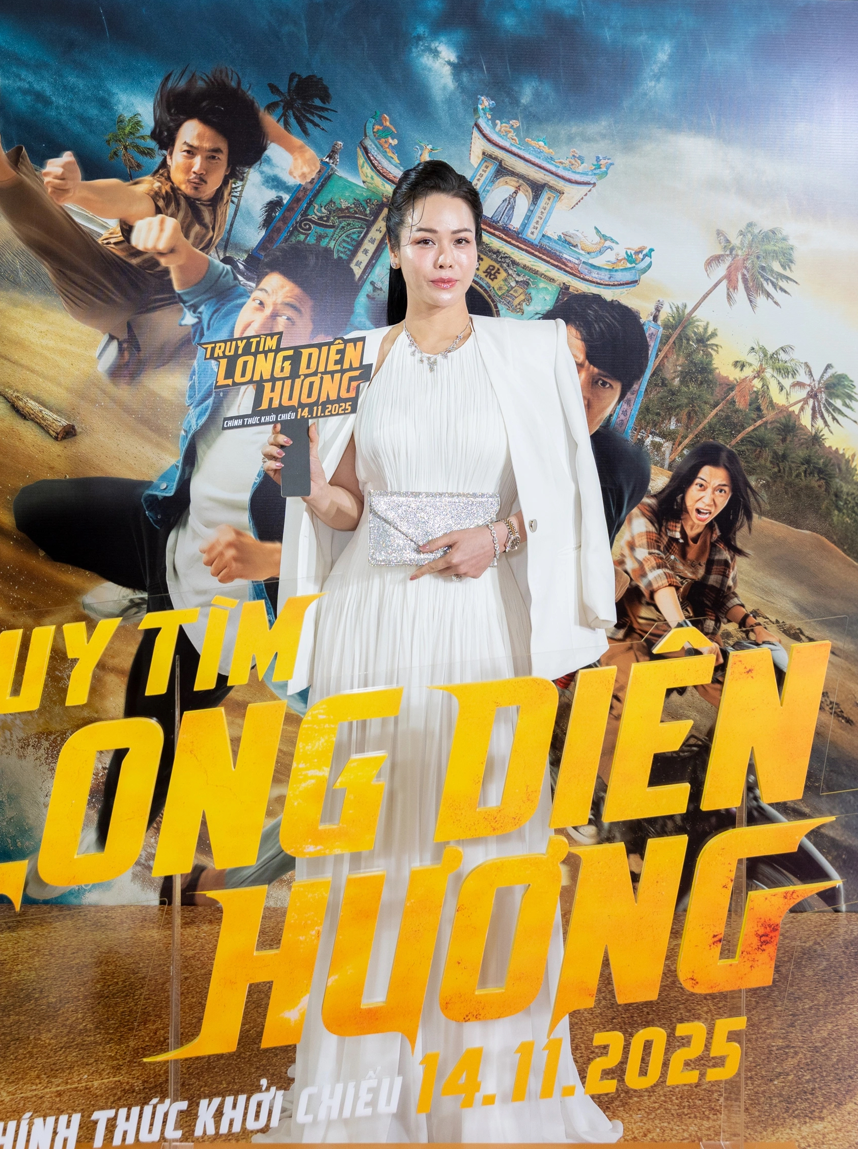 Nhật Kim Anh, Vân Trang... khoe sắc trên thảm đỏ ra mắt 'Truy tìm Long Diên Hương - Ảnh 2.