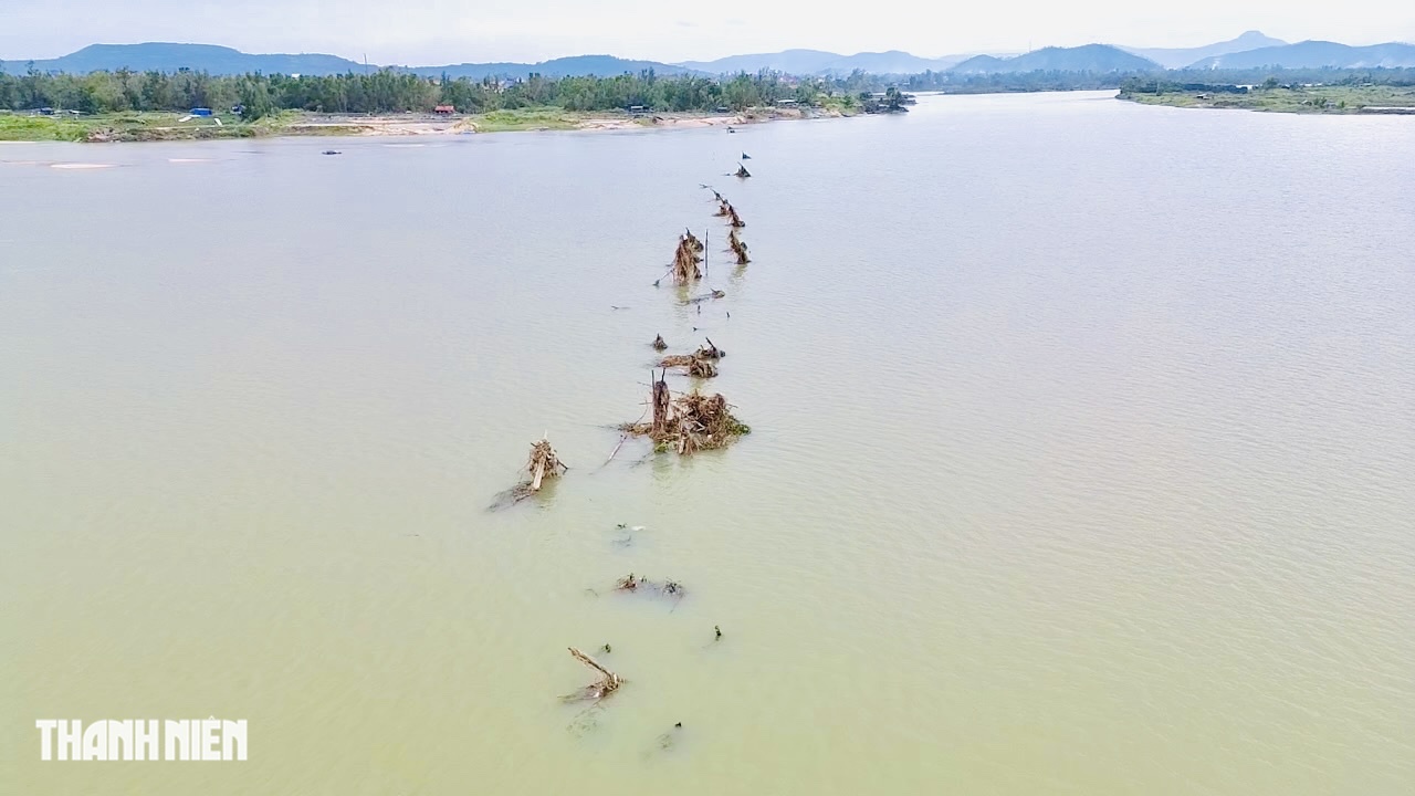 Cầu gỗ Ông Cọp - cây cầu gỗ dài nhất Việt Nam biến mất sau bão Kalmaegi - Ảnh 7.