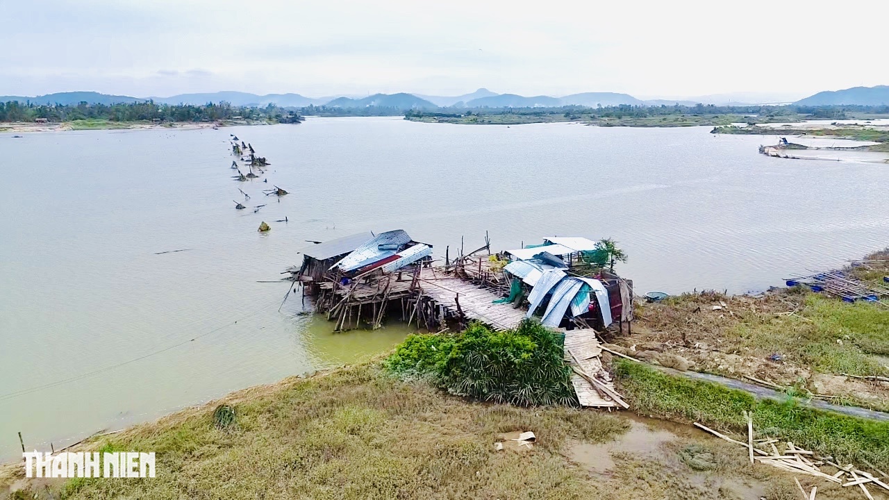 Cầu gỗ Ông Cọp - cây cầu gỗ dài nhất Việt Nam biến mất sau bão Kalmaegi - Ảnh 6.