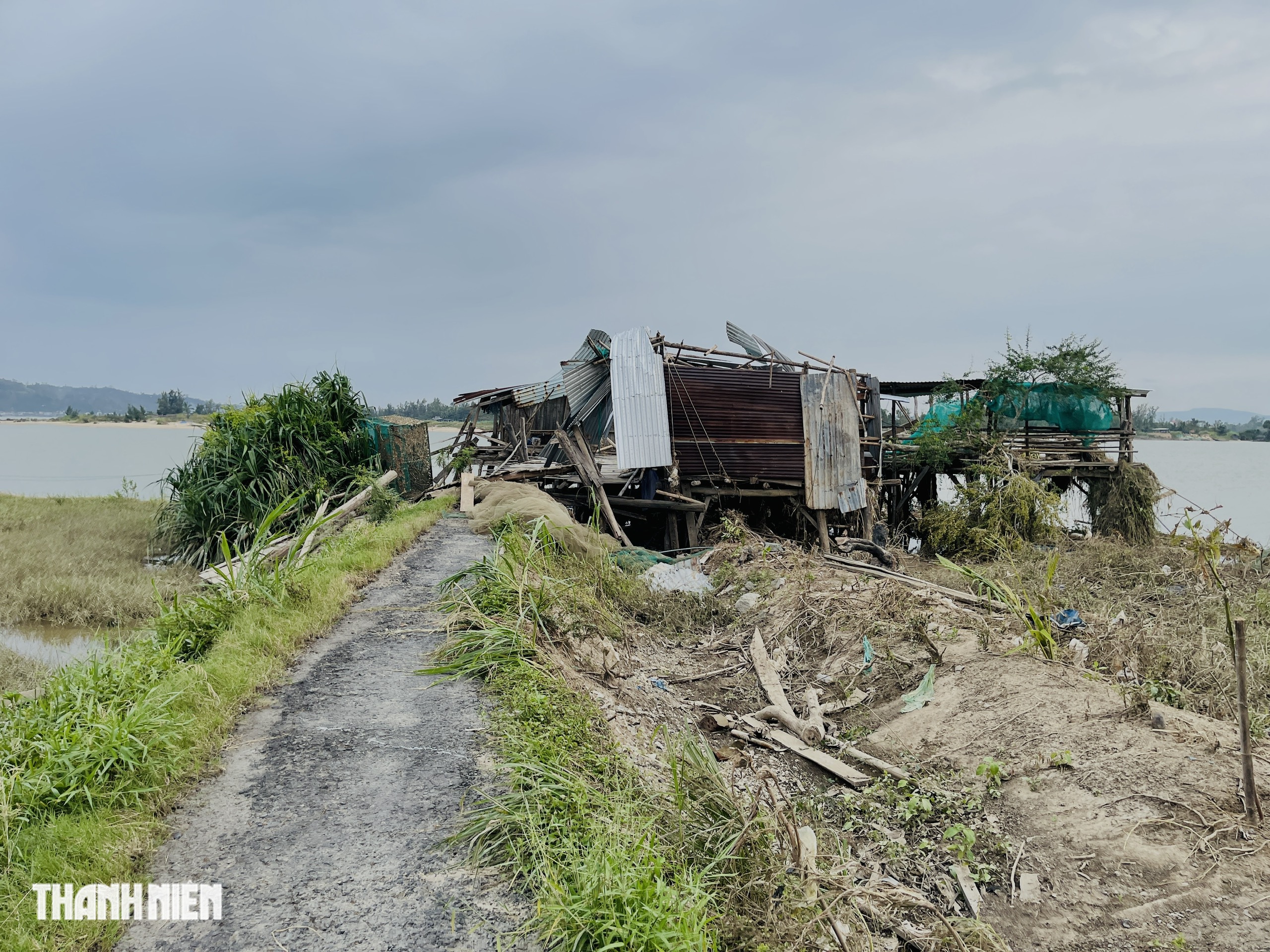 Cầu gỗ Ông Cọp - cây cầu gỗ dài nhất Việt Nam biến mất sau bão Kalmaegi - Ảnh 4.