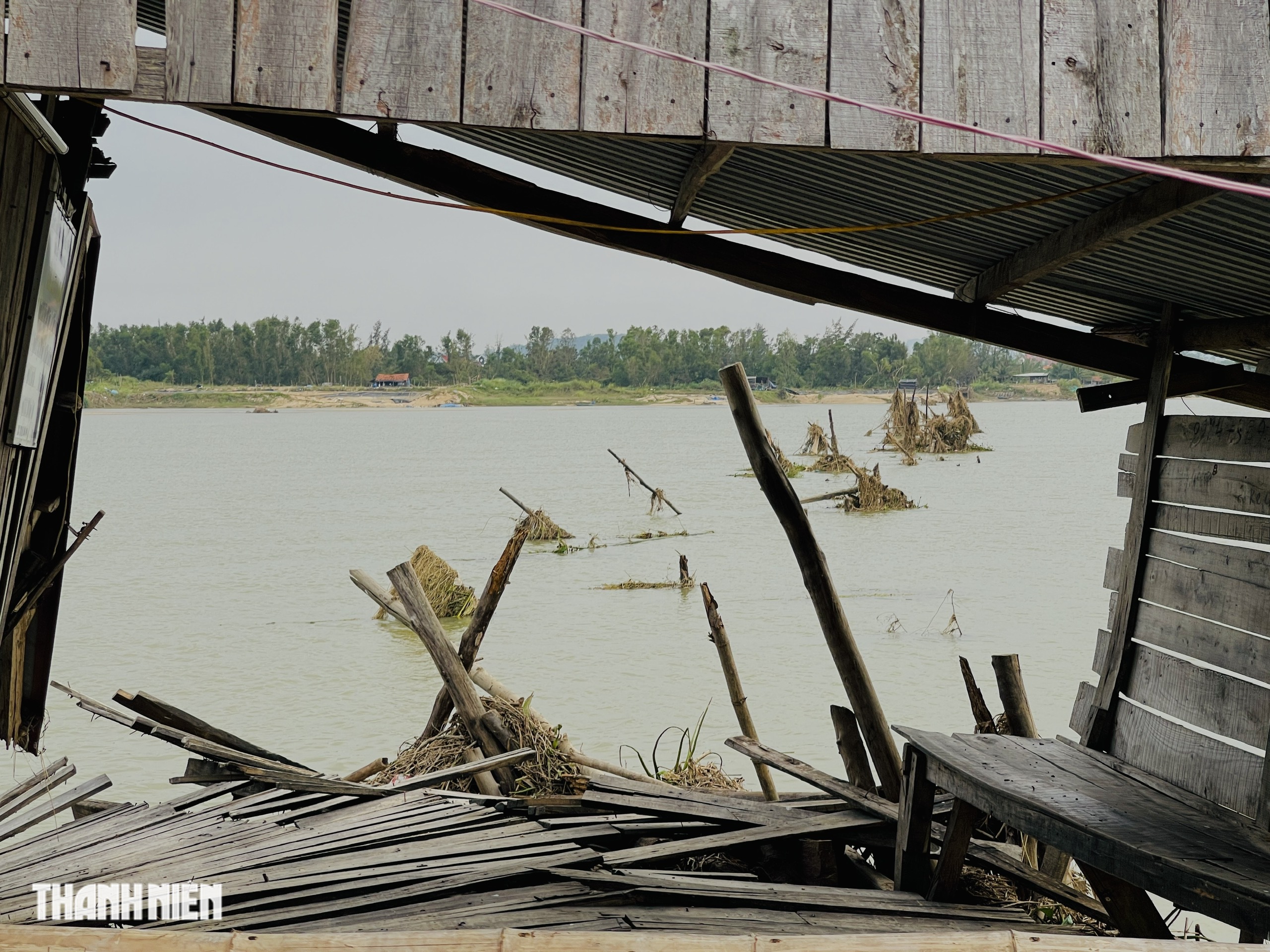 Cầu gỗ Ông Cọp - cây cầu gỗ dài nhất Việt Nam biến mất sau bão Kalmaegi - Ảnh 8.