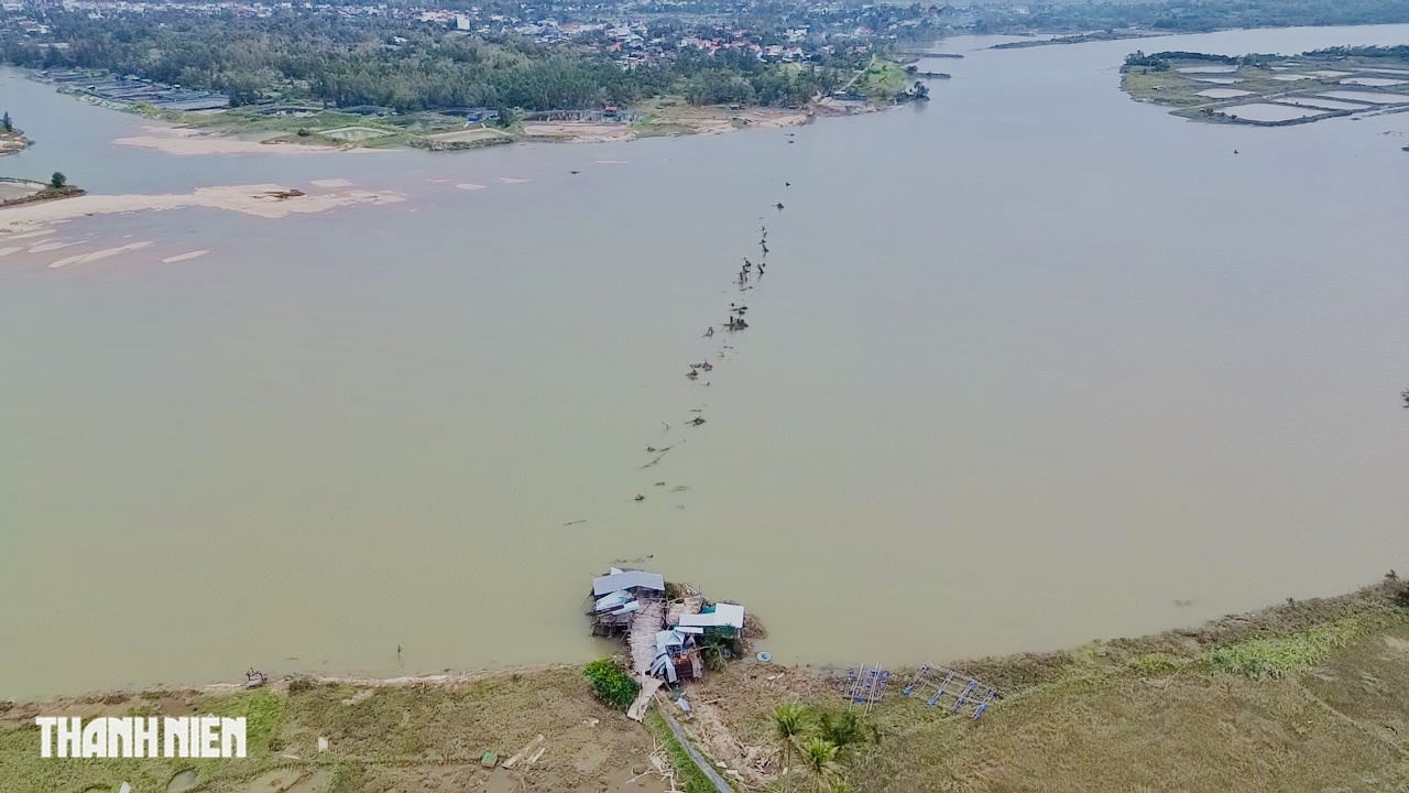 Cầu gỗ Ông Cọp - cây cầu gỗ dài nhất Việt Nam biến mất sau bão Kalmaegi - Ảnh 3.