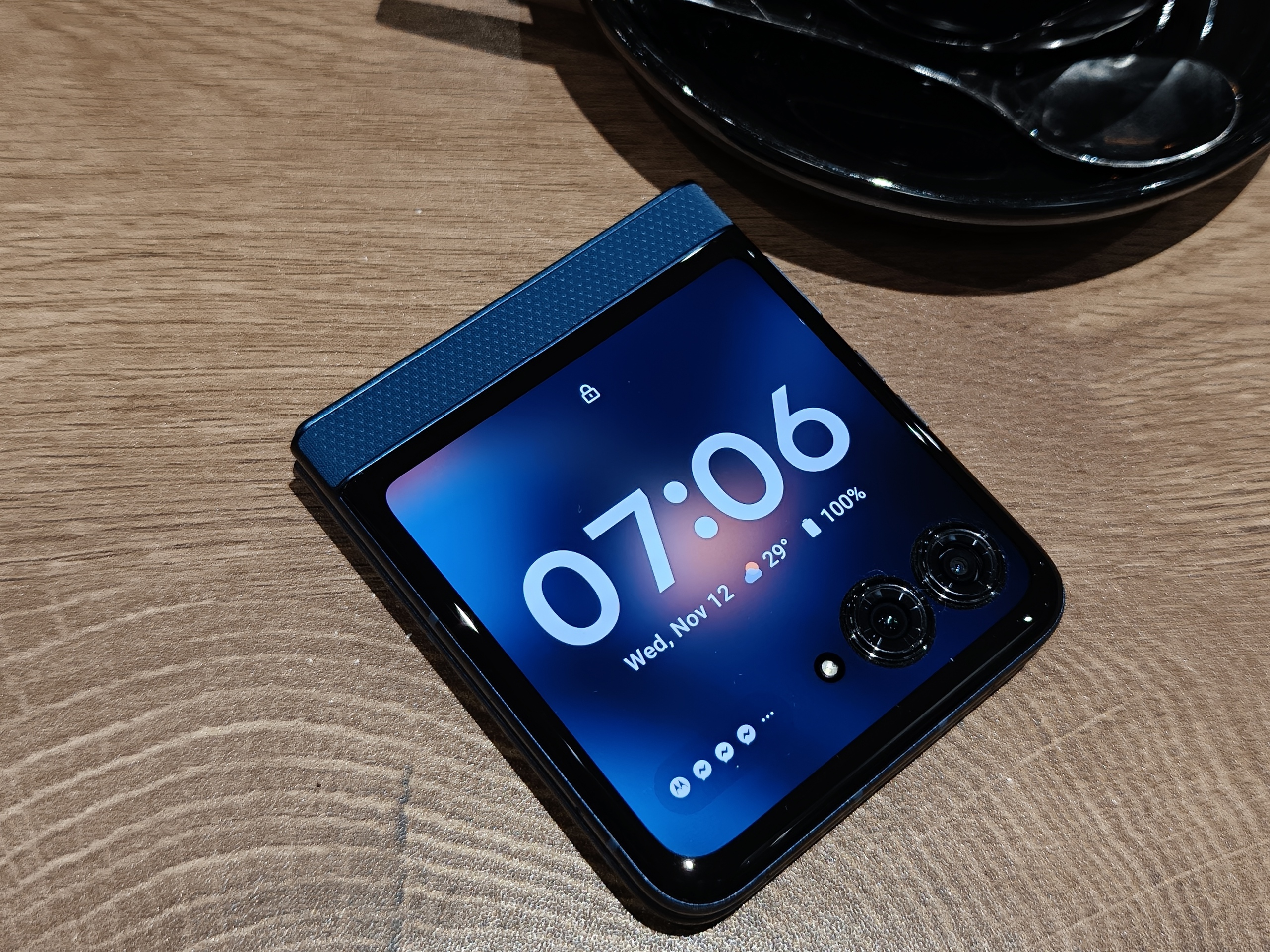 Trải nghiệm Motorola Razr 60: điện thoại gập tinh tế cho người dùng hiện đại - Ảnh 1.