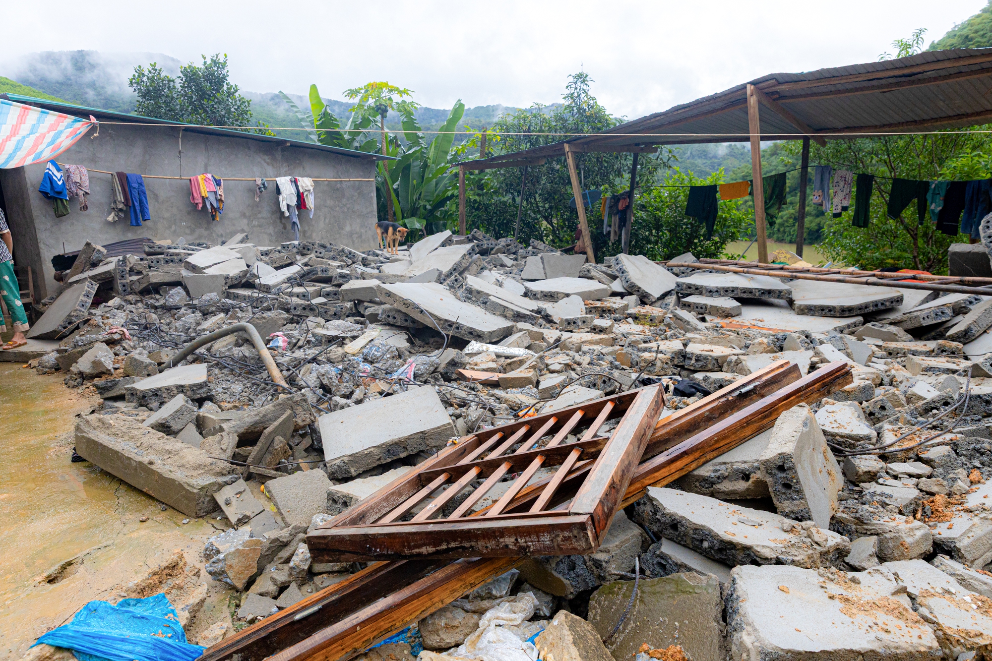 Xót xa gia đình nghèo vay tiền xây nhà, bão ập đến cuốn đi tất cả- Ảnh 1.