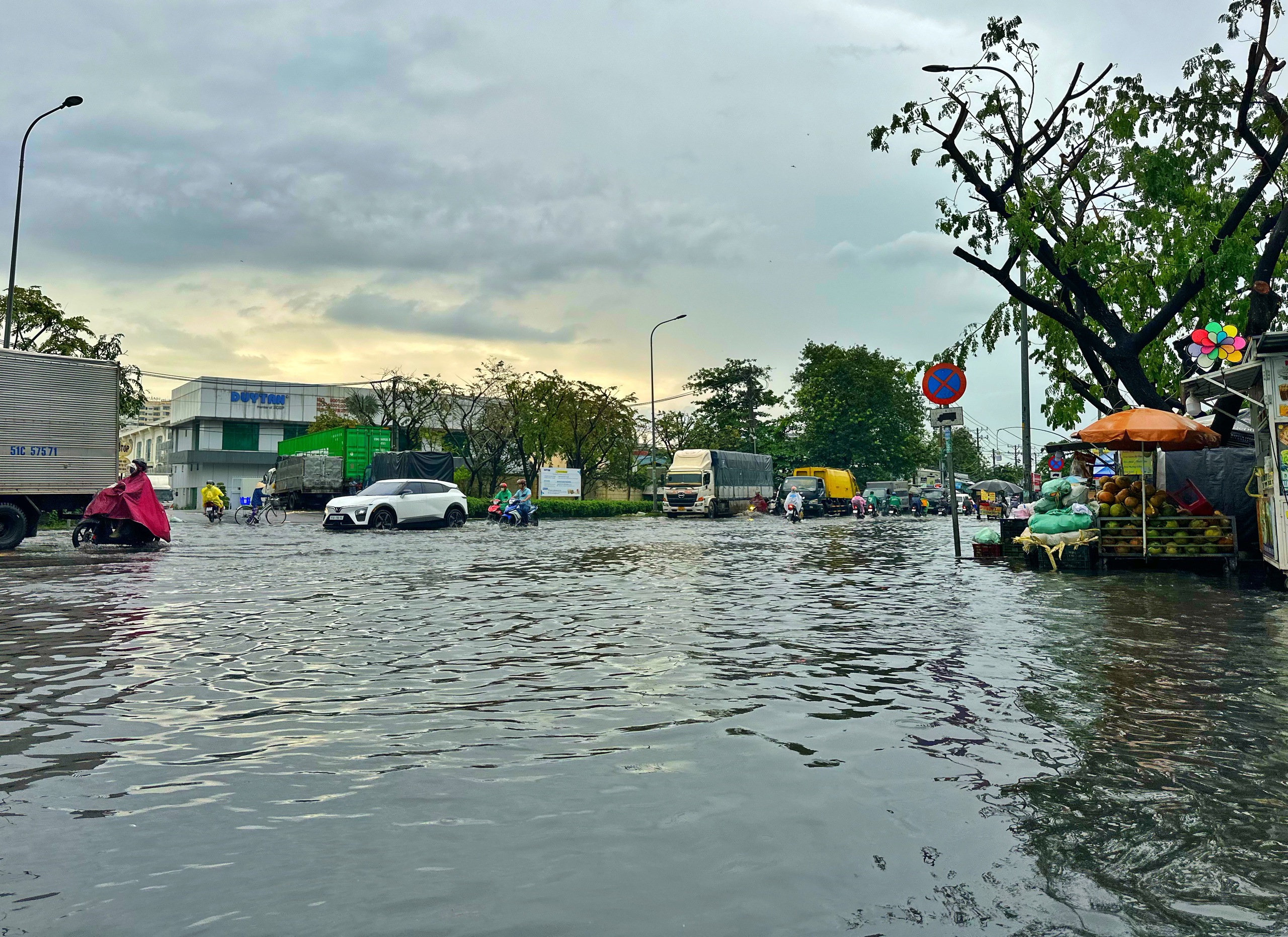 Phường lún nhanh nhất TP.HCM: Nước ngập lênh láng nhiều đường sau cơn mưa sáng nay- Ảnh 9.