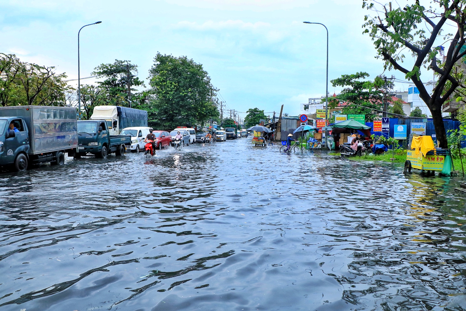 Phường lún nhanh nhất TP.HCM: Nước ngập lênh láng nhiều đường sau cơn mưa sáng nay- Ảnh 1.