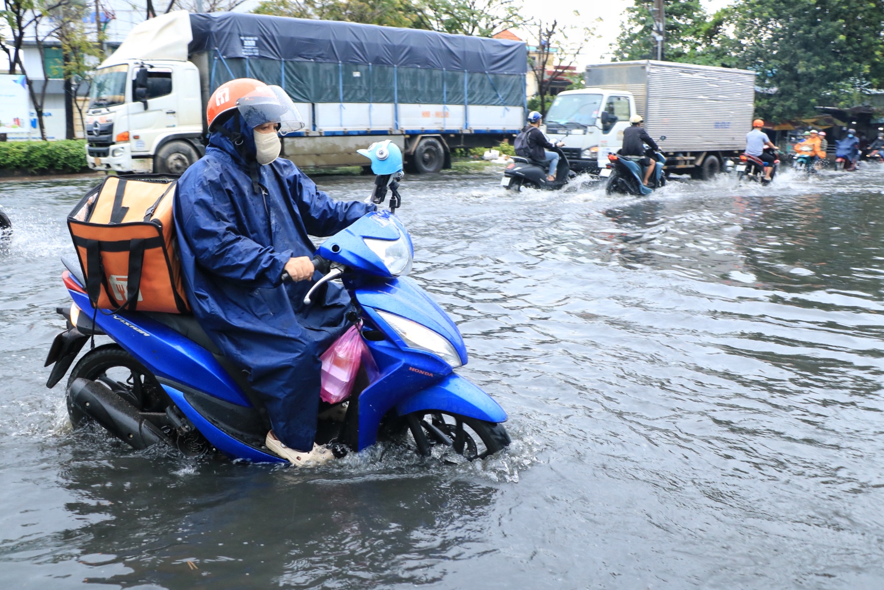 Phường lún nhanh nhất TP.HCM: Nước ngập lênh láng nhiều đường sau cơn mưa sáng nay- Ảnh 3.