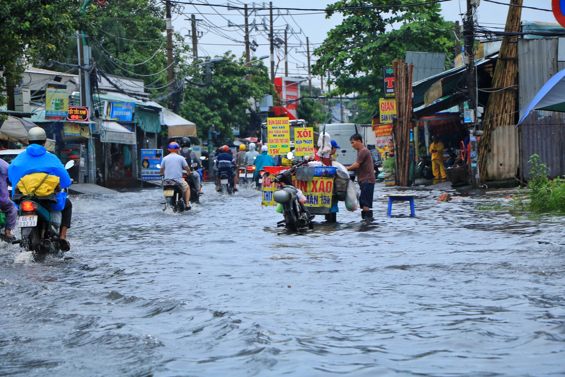 Phường lún nhanh nhất TP.HCM: Nước ngập lênh láng nhiều đường sau cơn mưa sáng nay- Ảnh 2.