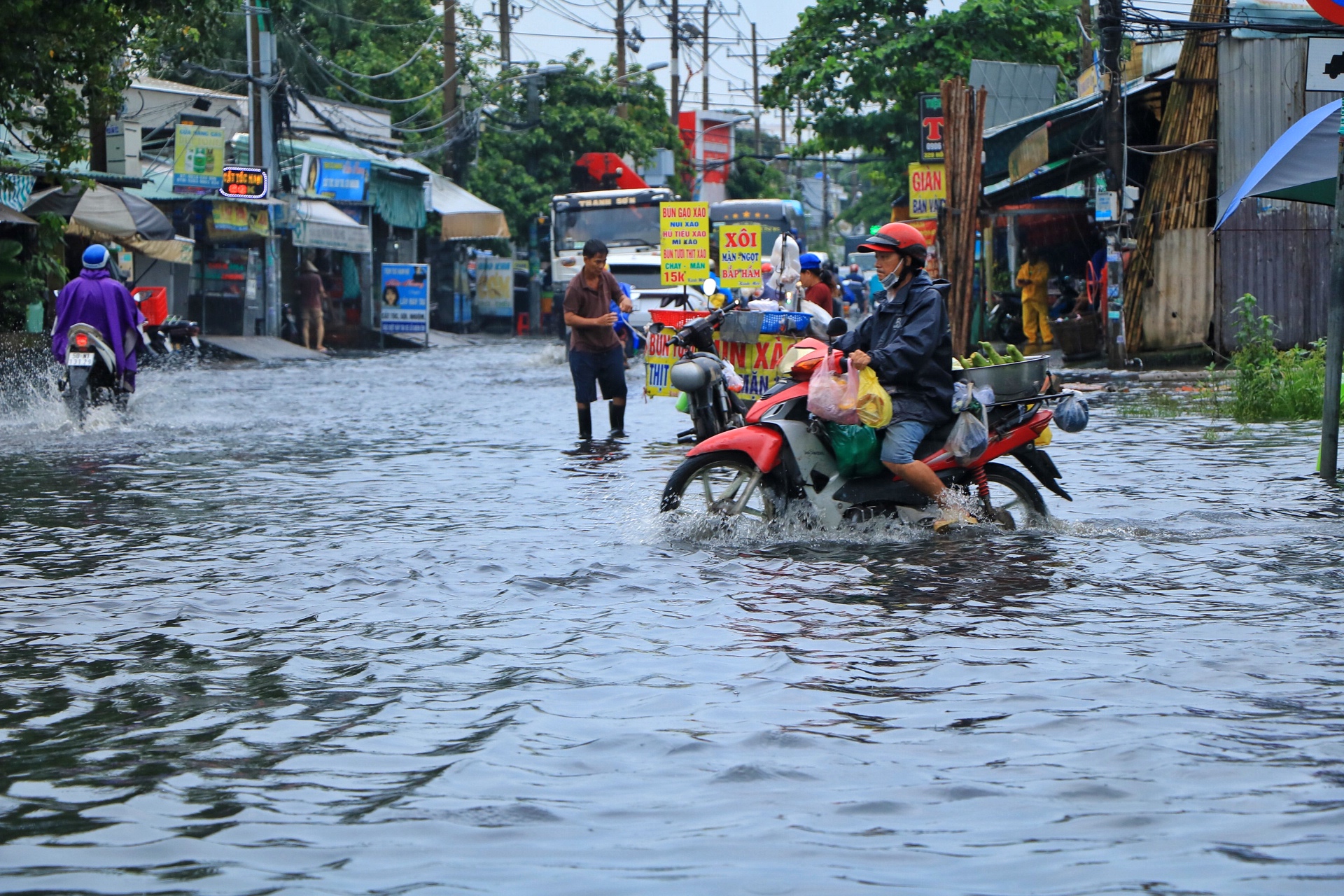 Phường lún nhanh nhất TP.HCM: Nước ngập lênh láng nhiều đường sau cơn mưa sáng nay- Ảnh 6.