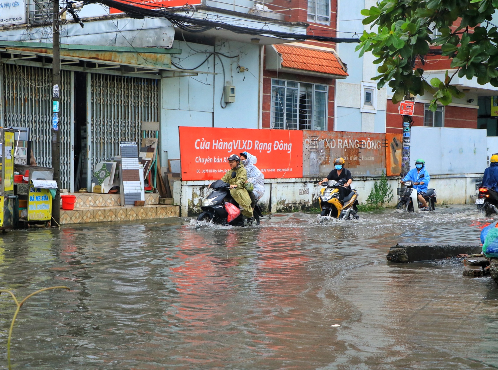 Phường lún nhanh nhất TP.HCM: Nước ngập lênh láng nhiều đường sau cơn mưa sáng nay- Ảnh 7.