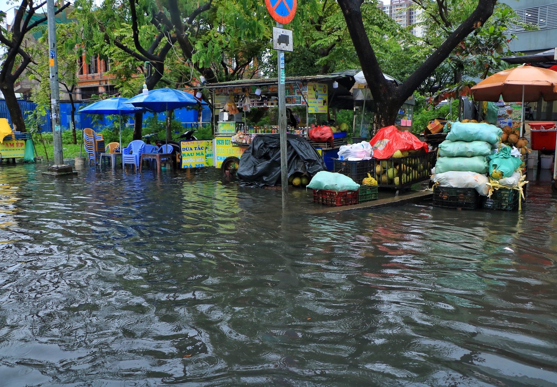 Phường lún nhanh nhất TP.HCM: Nước ngập lênh láng nhiều đường sau cơn mưa sáng nay- Ảnh 5.