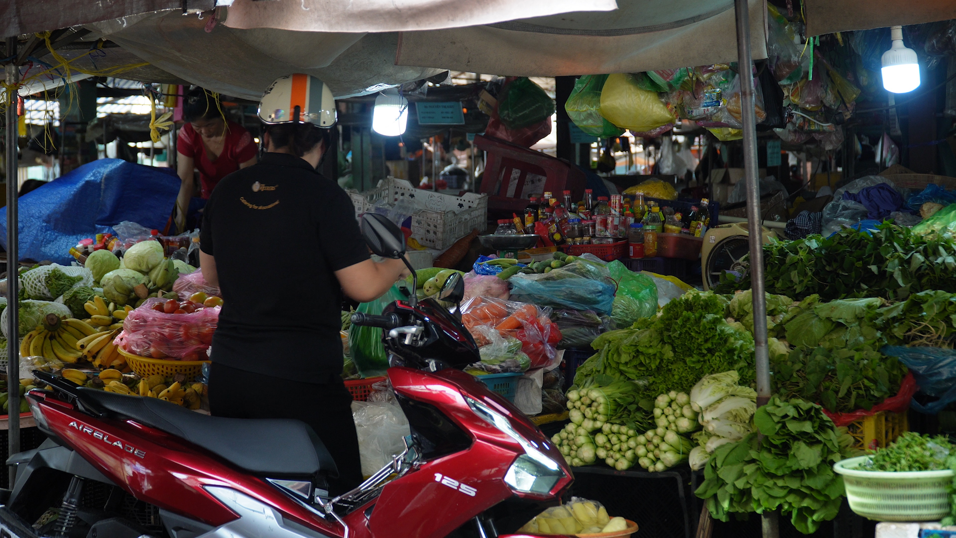 Gi&aacute; rau củ ở TP.HCM tăng cao, tiểu thương n&oacute;i &lsquo;khổ cả người b&aacute;n lẫn mua&rsquo;- Ảnh 1.