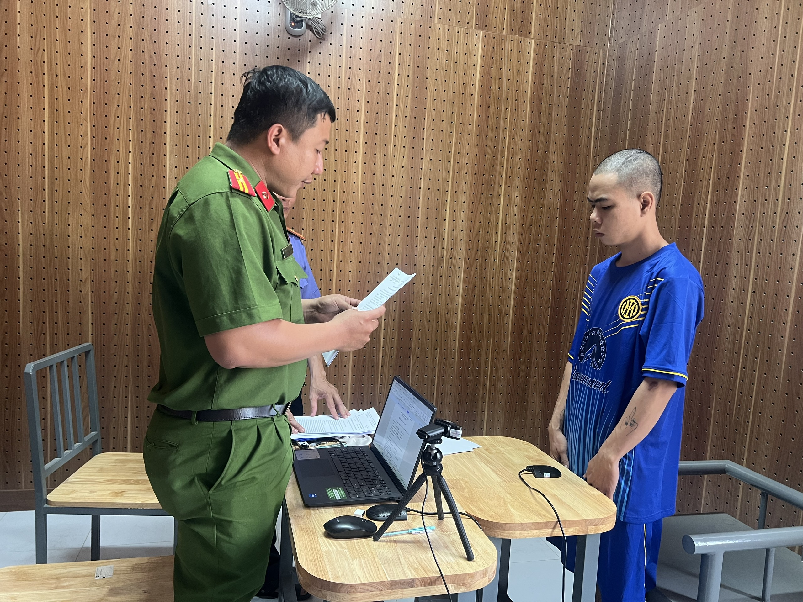 Khởi tố người đâm tài xế xe công nghệ cướp tài sản - Ảnh 1.