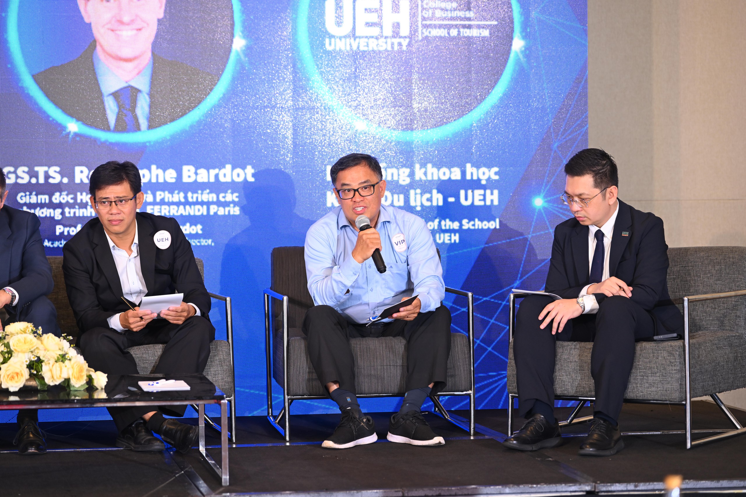 Việt Nam đón khách quốc tế cao kỷ lục, học gì để 'ăn nên làm ra'? - Ảnh 3.