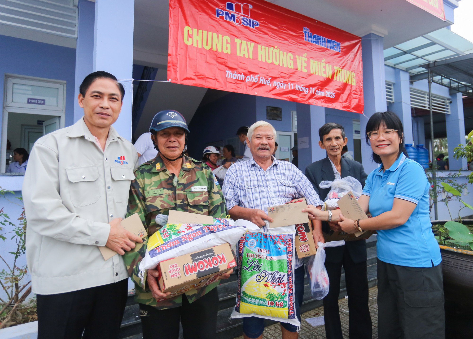 Ấm &aacute;p t&igrave;nh người nơi rốn lũ miền Trung- Ảnh 1.