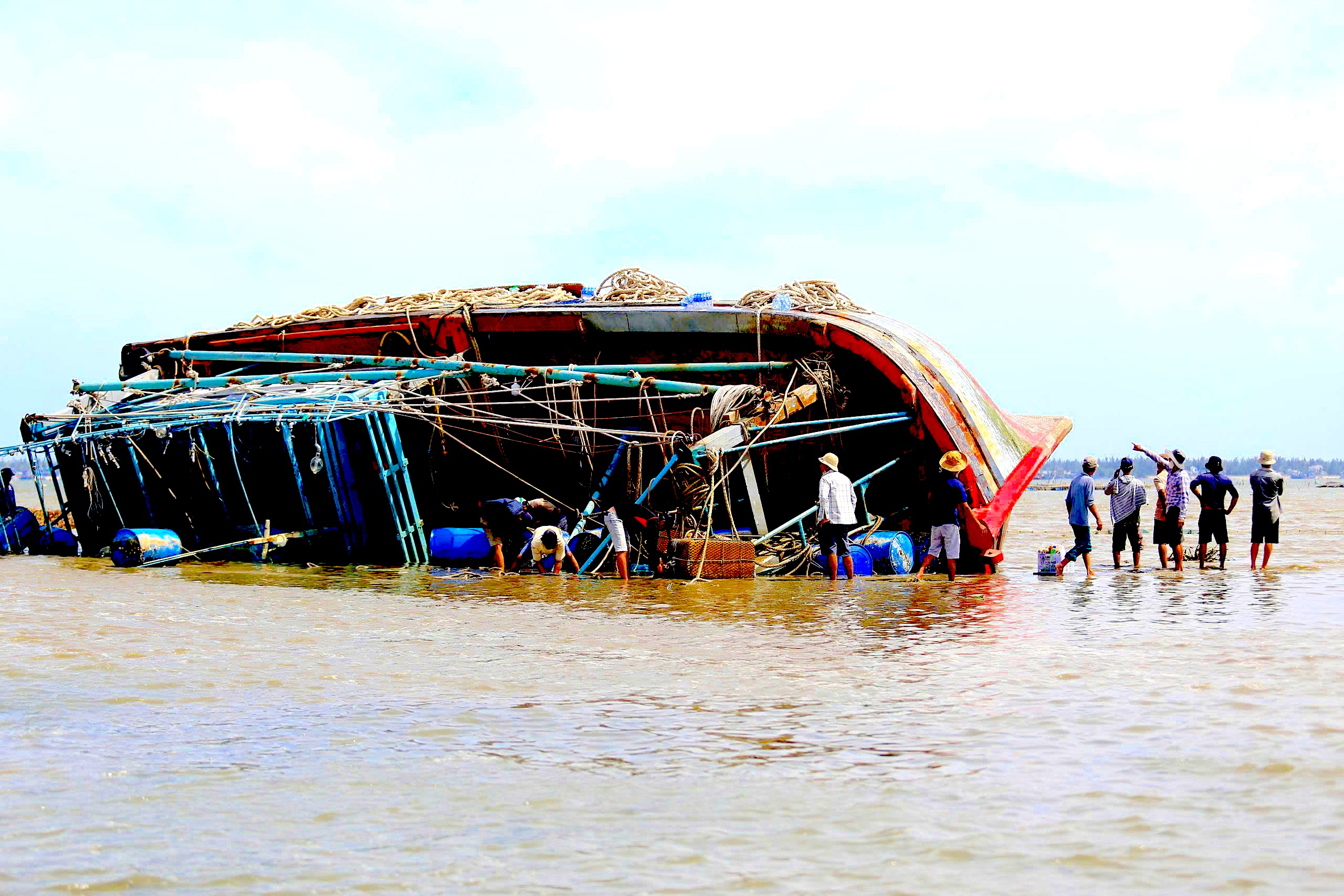 Những con tàu 'gãy cánh' sau bão Kalmaegi - Ảnh 2.