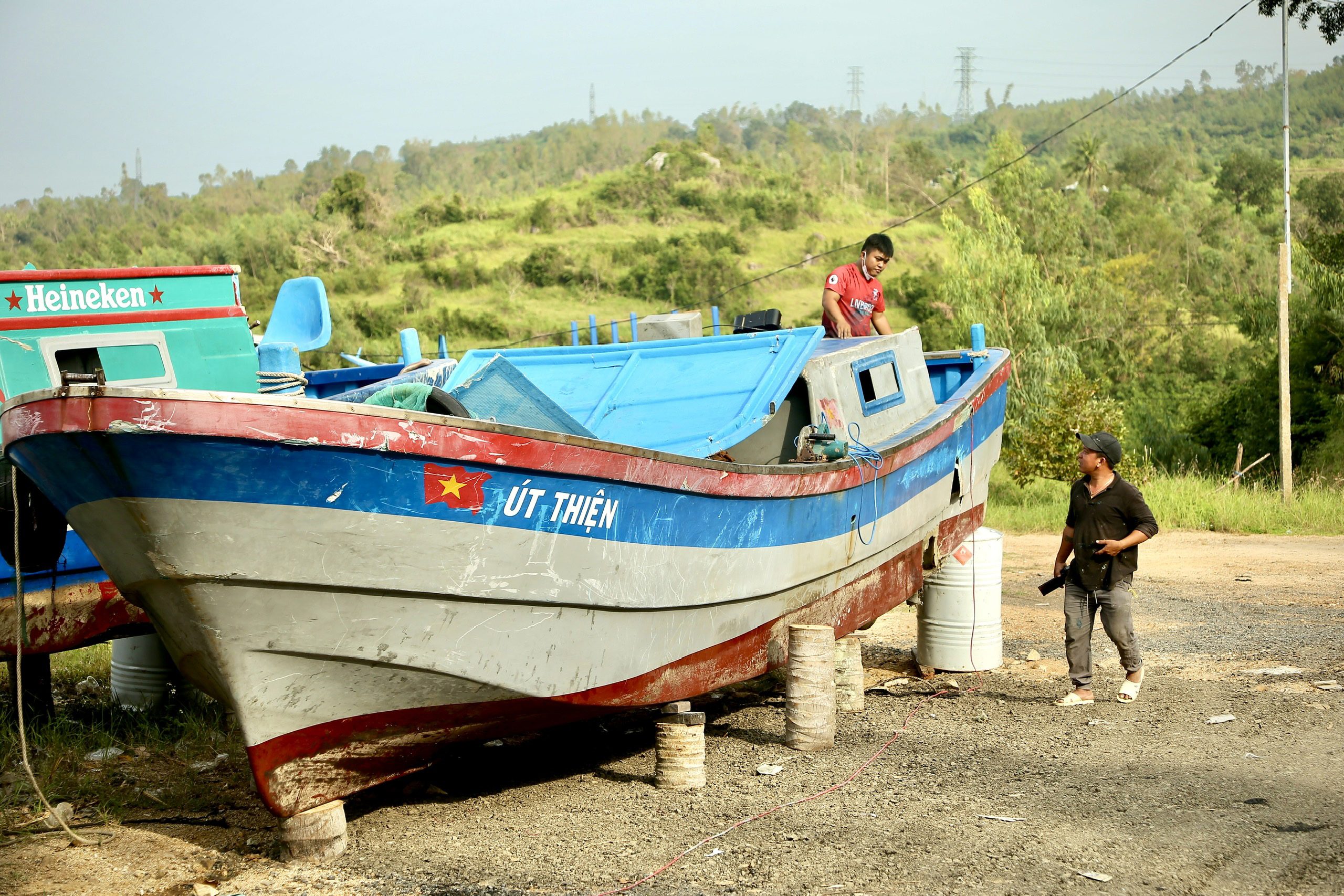Những con tàu 'gãy cánh' sau bão Kalmaegi - Ảnh 5.