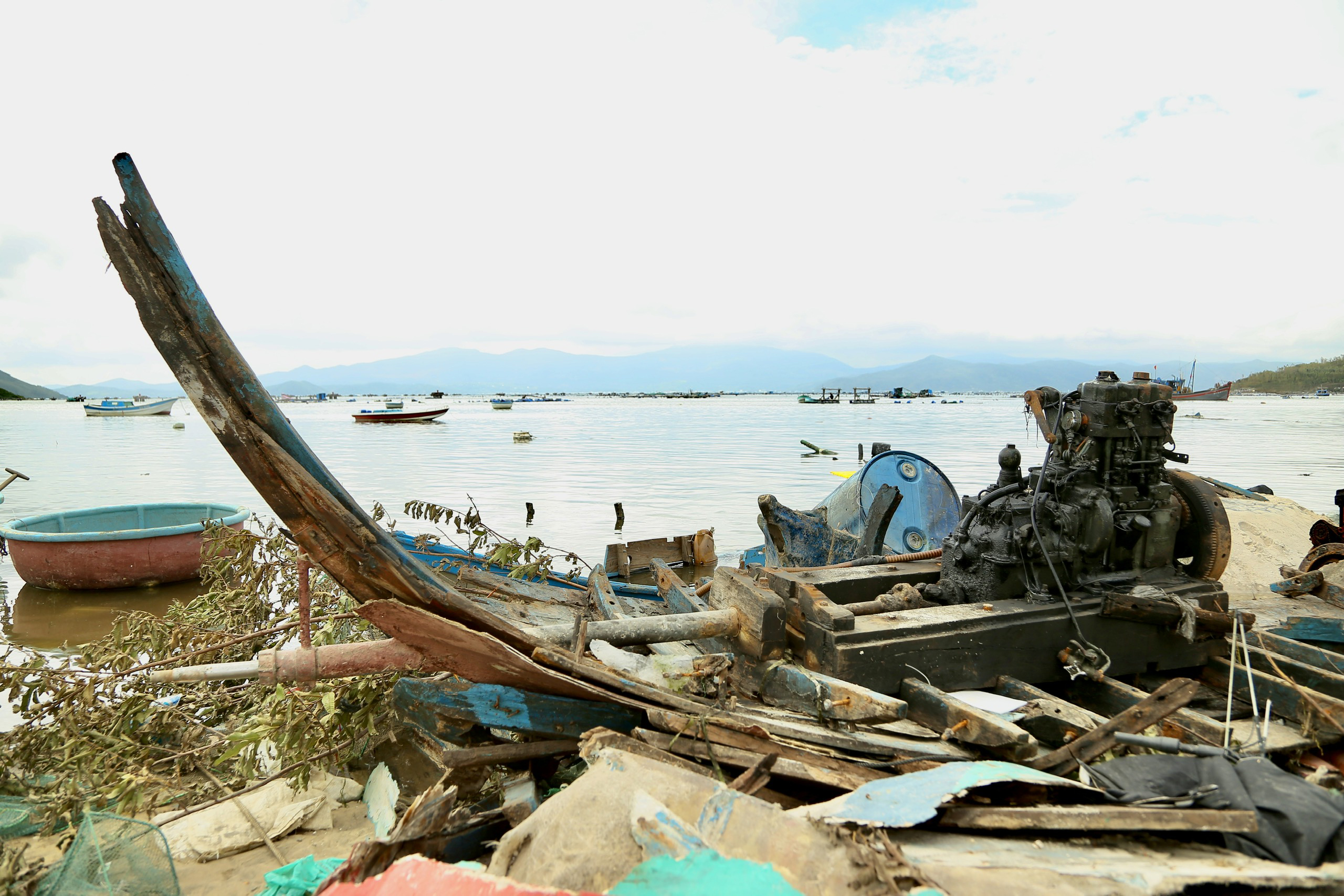 Những con tàu 'gãy cánh' sau bão Kalmaegi - Ảnh 7.