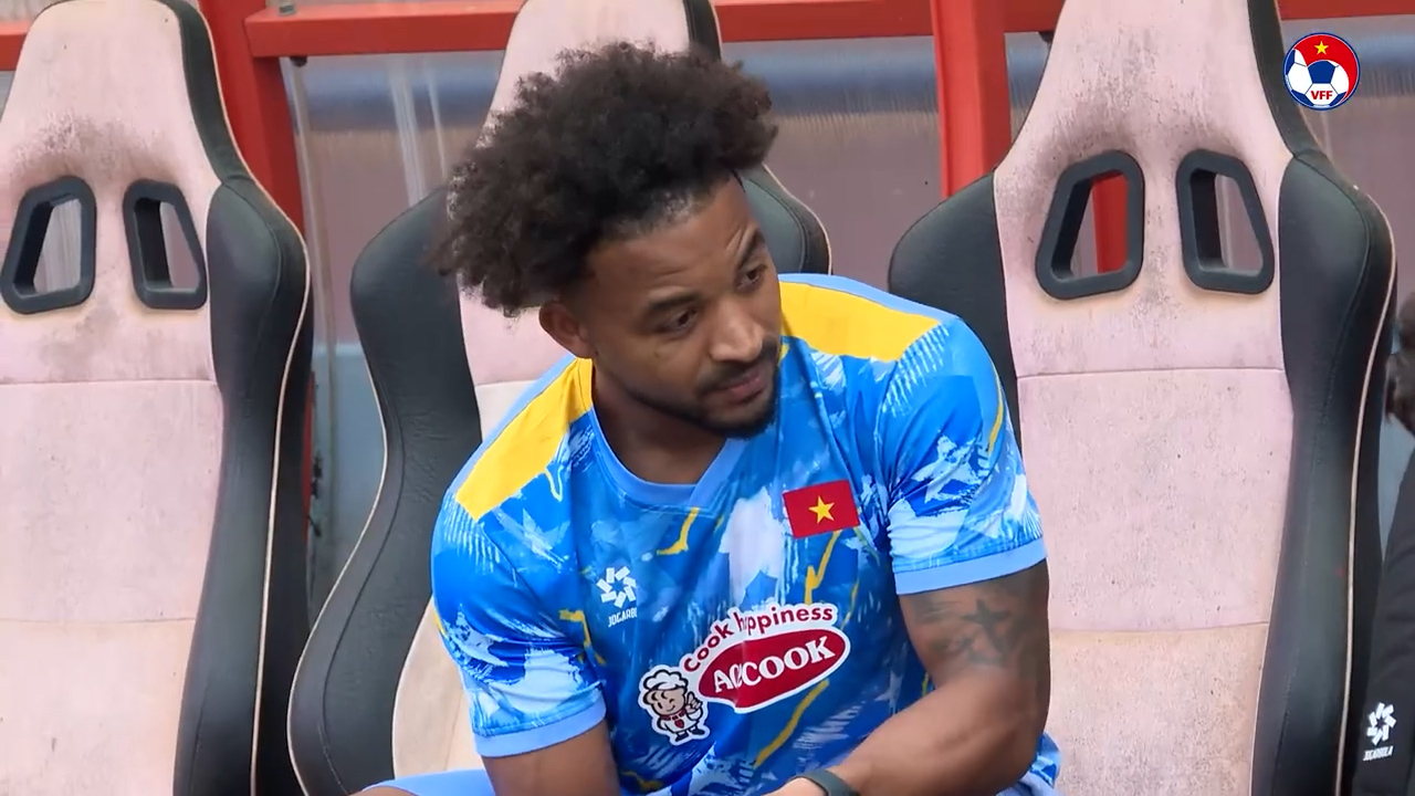 H&agrave;i hước khoảnh khắc Xu&acirc;n Son tranh b&oacute;ng c&ugrave;ng HLV Kim, n&oacute;i đ&atilde; hồi phục 100%   - Ảnh 1.