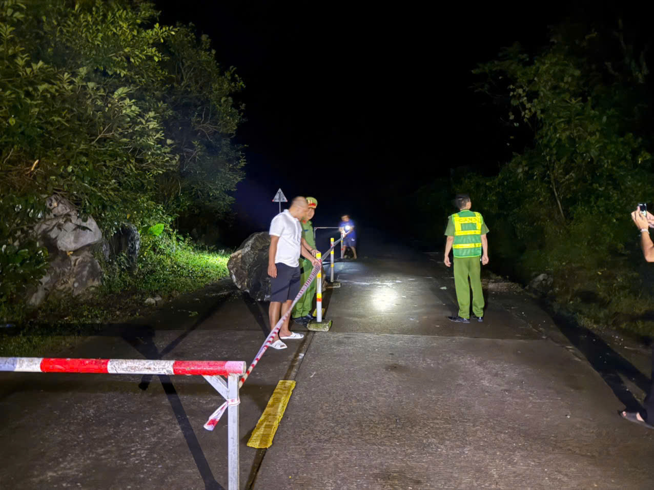 Tảng đá khoảng 5 tấn lăn từ vách núi xuống đường Hồ Chí Minh- Ảnh 1. Tảng đá khoảng 5 tấn lăn từ vách núi xuống đường Hồ Chí Minh- Ảnh 1.