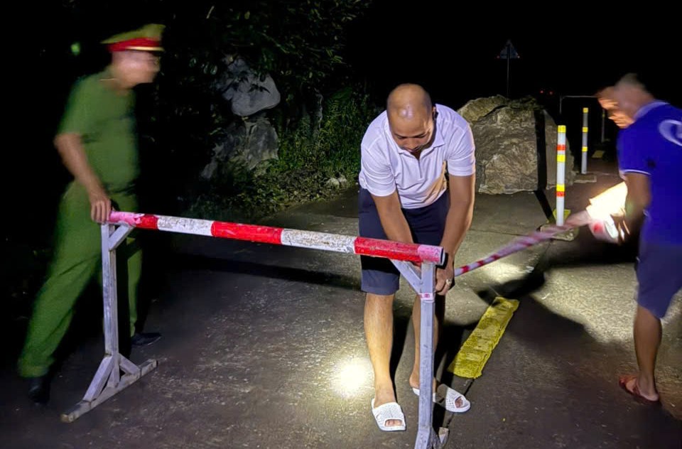 Tảng đá khoảng 5 tấn lăn từ vách núi xuống đường Hồ Chí Minh- Ảnh 2. Tảng đá khoảng 5 tấn lăn từ vách núi xuống đường Hồ Chí Minh- Ảnh 2.