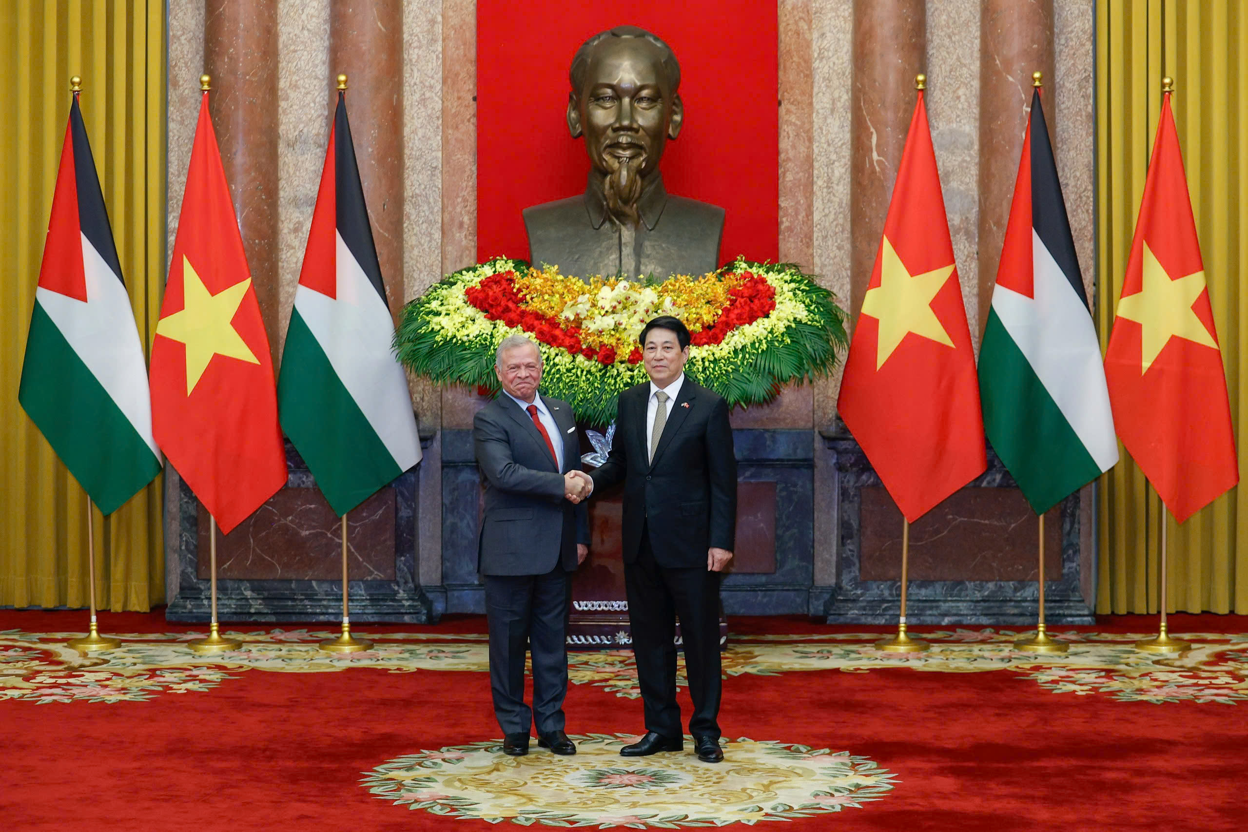 Chủ tịch nước Lương Cường chủ tr&igrave; lễ đ&oacute;n Quốc vương Jordan thăm ch&iacute;nh thức Việt Nam- Ảnh 4.