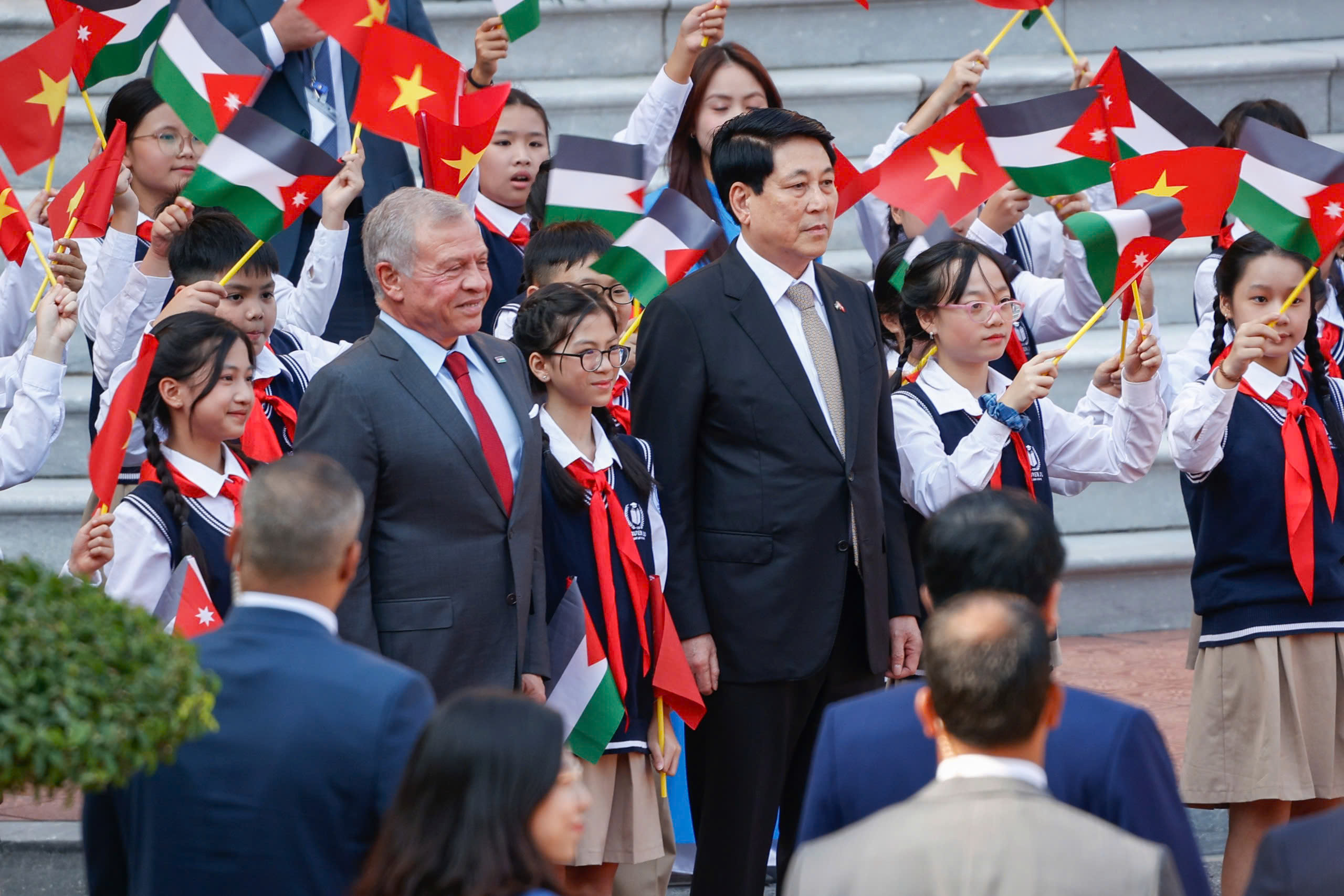 Chủ tịch nước Lương Cường chủ tr&igrave; lễ đ&oacute;n Quốc vương Jordan thăm ch&iacute;nh thức Việt Nam- Ảnh 1.