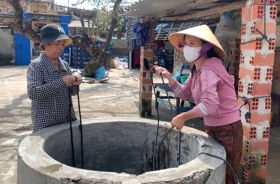 Đắk Lắk khốn đốn vì thiếu nước sạch giữa cảnh mất điện kéo dài Sau bão Kalmaegi - Ảnh 3. Đắk Lắk khốn đốn vì thiếu nước sạch giữa cảnh mất điện kéo dài Sau bão Kalmaegi - Ảnh 3.