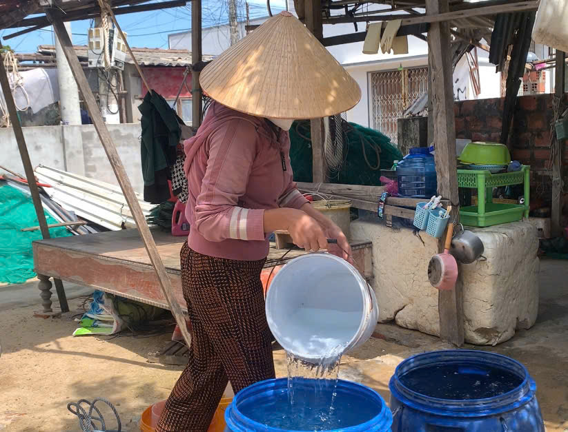 Đắk Lắk khốn đốn vì thiếu nước sạch giữa cảnh mất điện kéo dài Sau bão Kalmaegi - Ảnh 4. Đắk Lắk khốn đốn vì thiếu nước sạch giữa cảnh mất điện kéo dài Sau bão Kalmaegi - Ảnh 4.