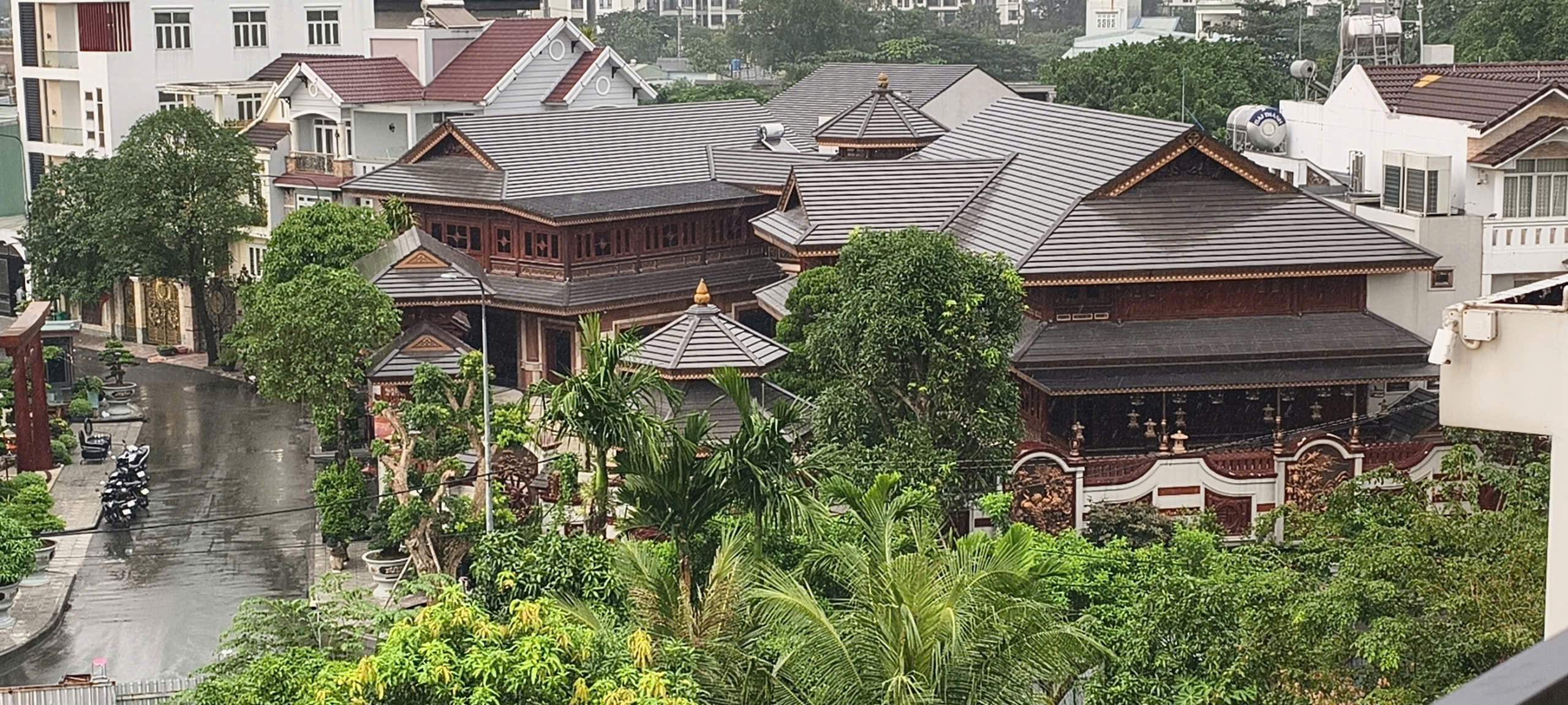 Nhiều cảnh sát có mặt tại biệt phủ thẩm mỹ viện Mailisa rộng 1.000 m2 - Ảnh 5.