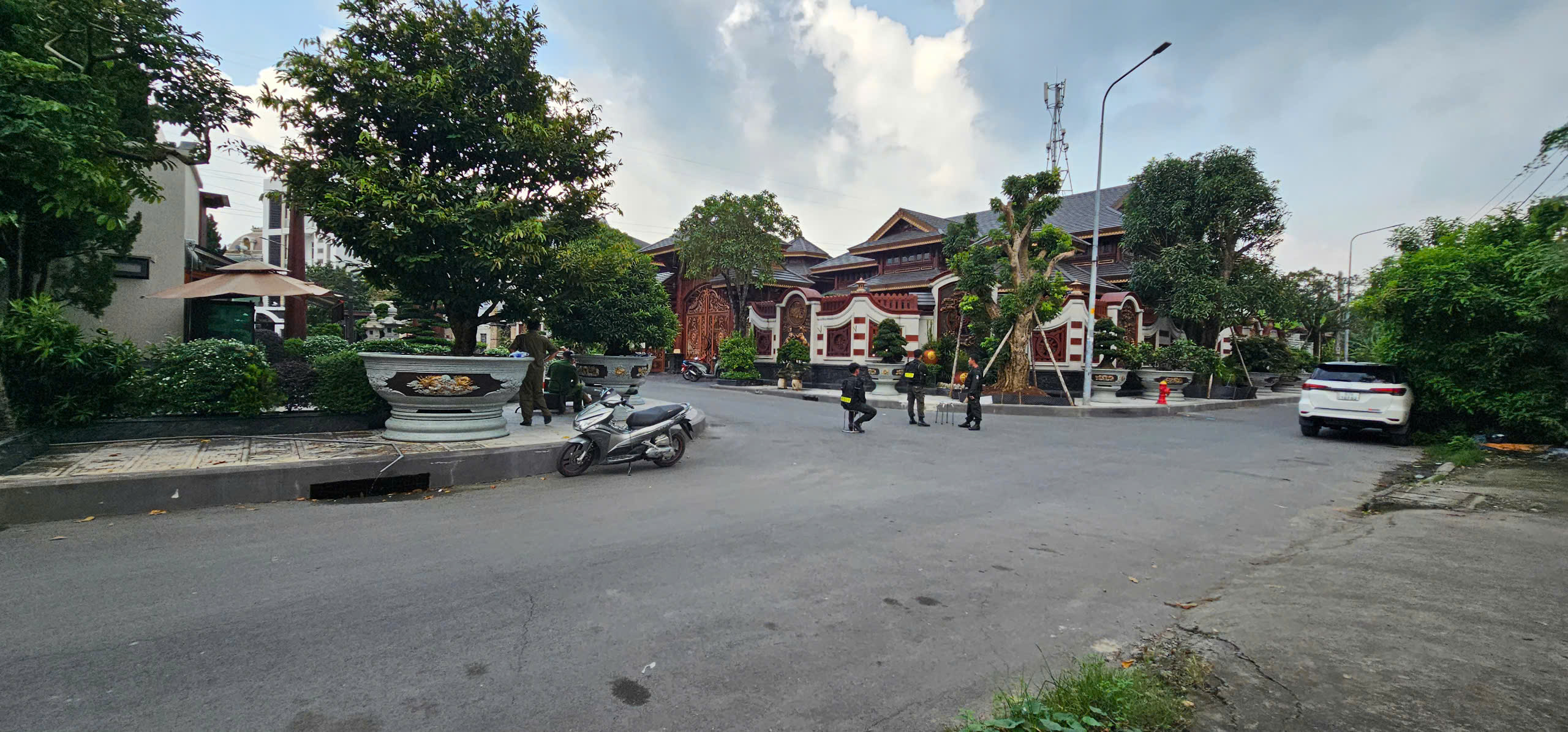 Nhiều cảnh sát có mặt tại biệt phủ thẩm mỹ viện Mailisa rộng 1.000 m2 - Ảnh 1.