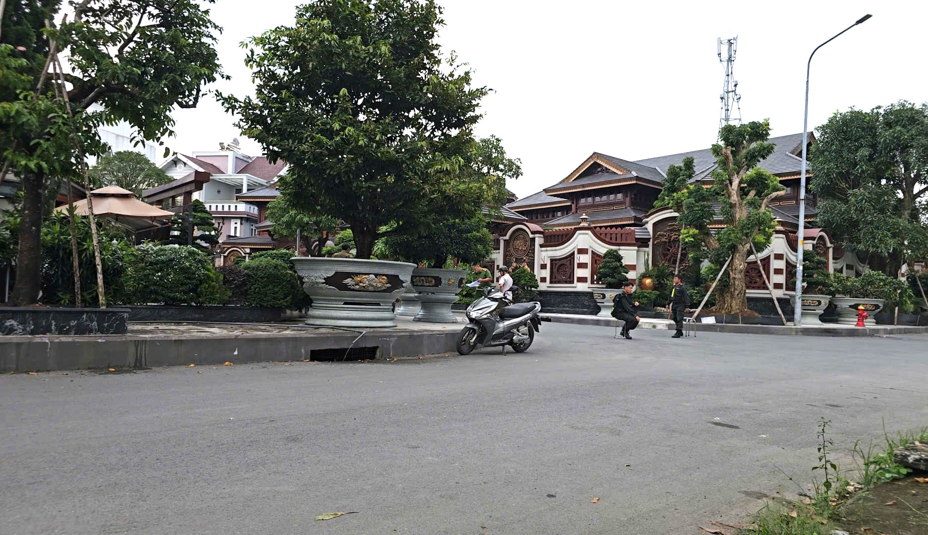 Nhiều cảnh sát có mặt tại biệt phủ thẩm mỹ viện Mailisa rộng 1.000 m2 - Ảnh 2.