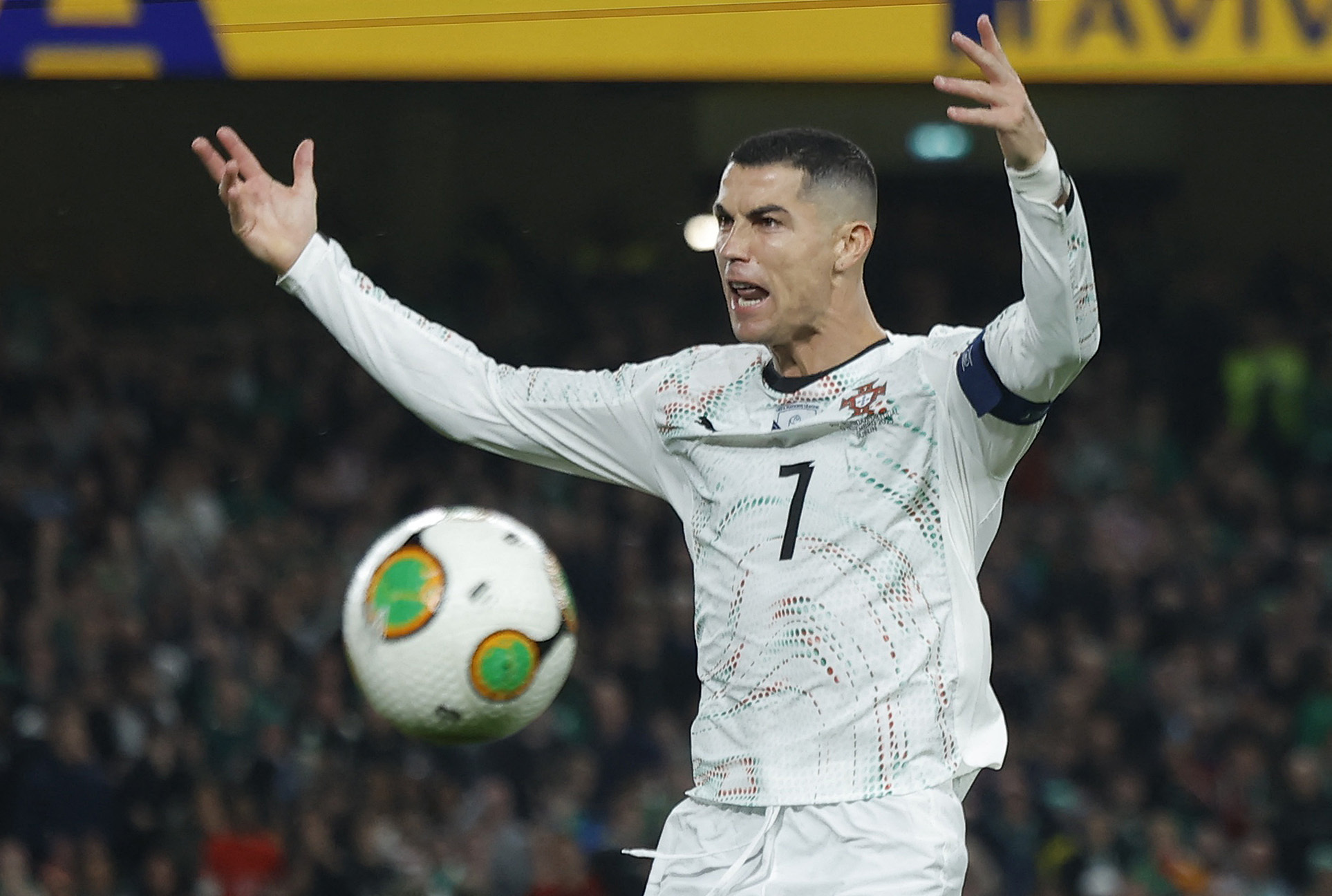 Video quay toàn cảnh khiến fan "quay xe" với Ronaldo 1 Ronaldo bị thẻ đỏ khiến Bồ Đào Nha chưa thể đến World Cup, play-off châu Á vẫn nóng