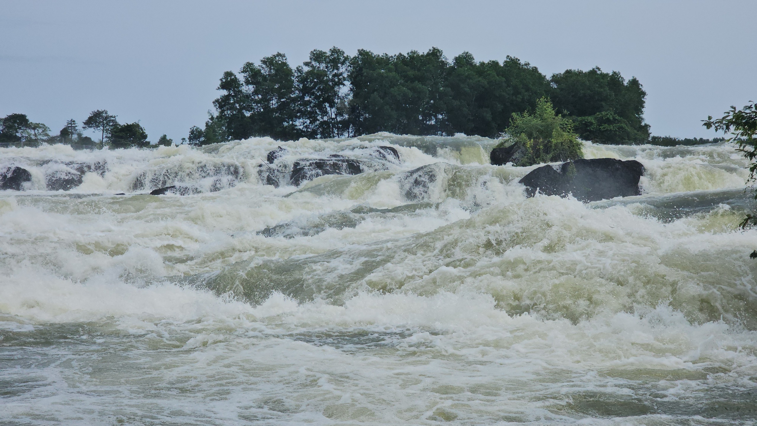 Thủy điện ở Đồng Nai xả lũ, thác Trị An hồi sinh- Ảnh 6.