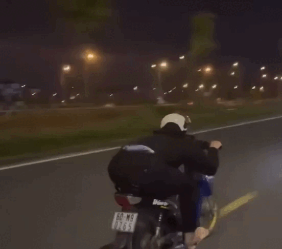 TP.HCM: Xác minh clip nam thanh niên 'diễn xiếc' khi lái xe trên song hành cao tốc- Ảnh 2. TP.HCM: Xác minh clip nam thanh niên 'diễn xiếc' khi lái xe trên song hành cao tốc- Ảnh 2.