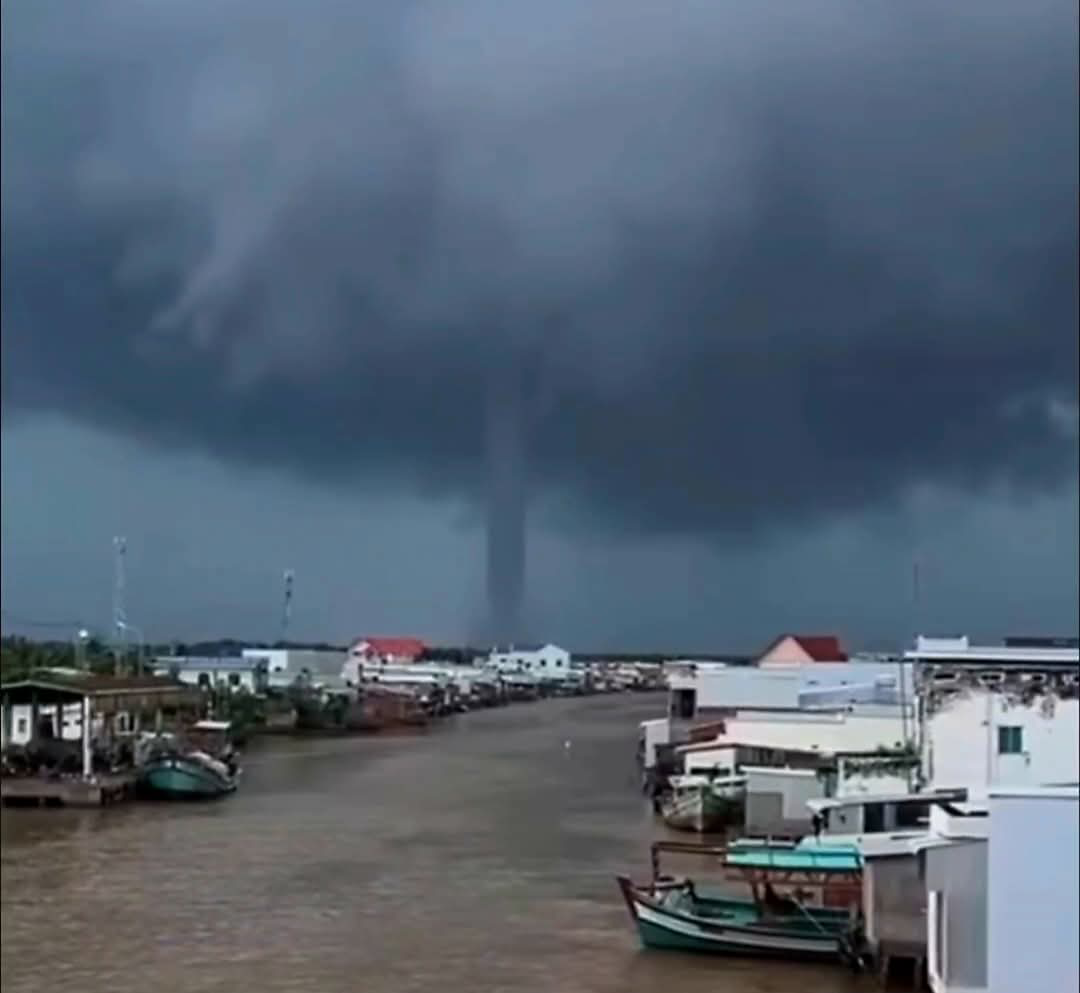 Vòi rồng trăm mét ngoài khơi Cà Mau, dân ven biển sửng sốt - Ảnh 2.