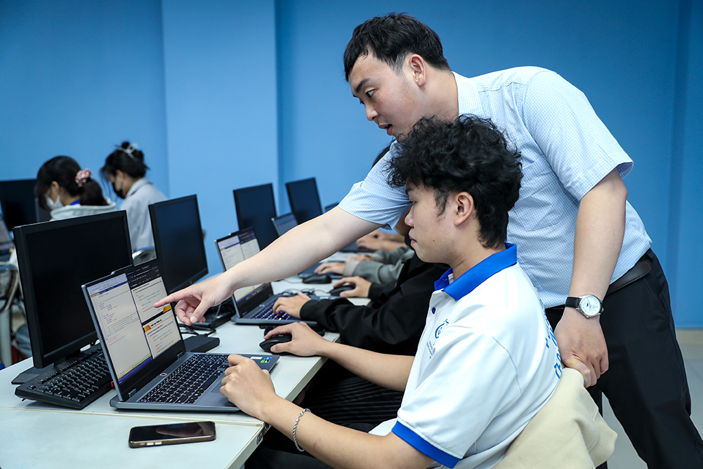 Giảng viên và AI: Đối mặt thách thức trong giáo dục hiện đại - Ảnh 1. Giảng viên và AI: Đối mặt thách thức trong giáo dục hiện đại - Ảnh 1.